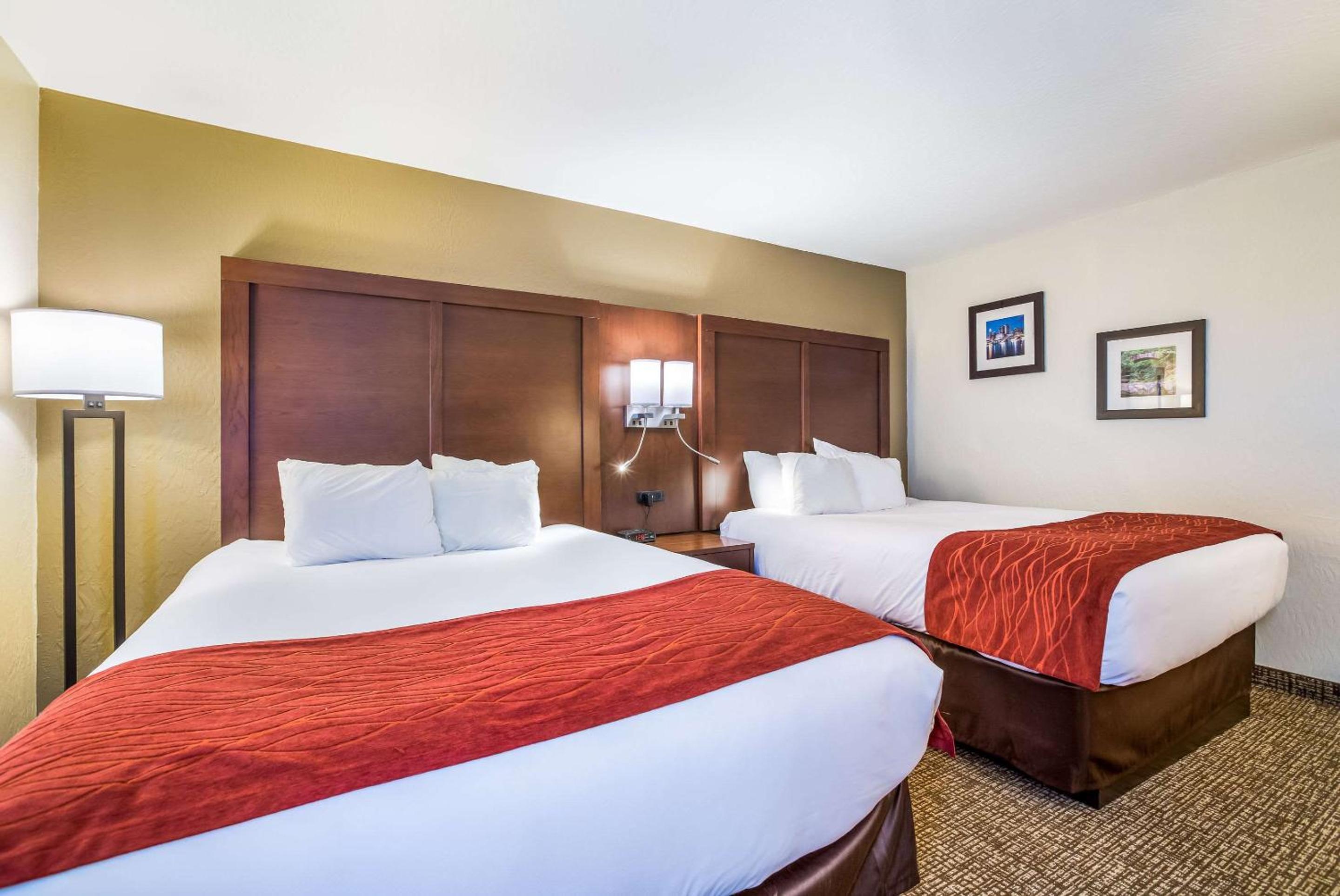 Queen Room with Two Queen Beds - Accessible/Non-Smoking  photo 2