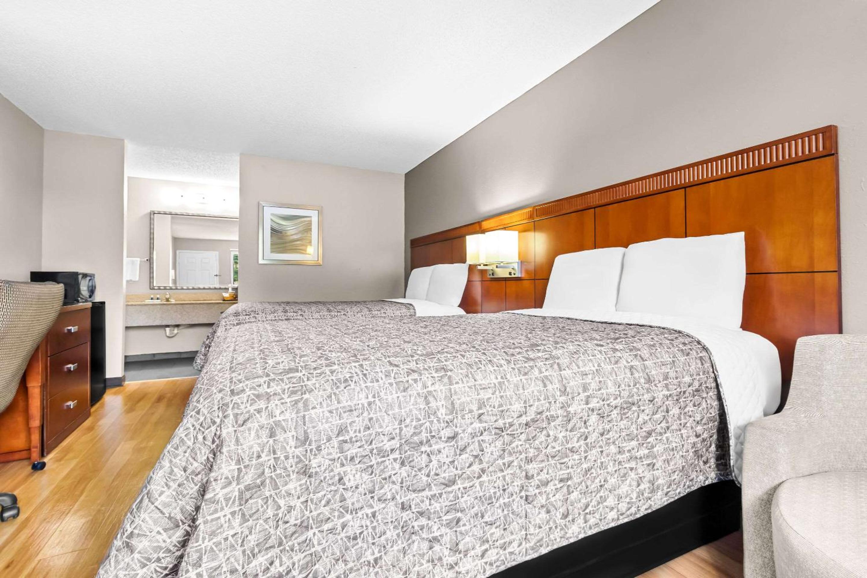Double Room with Two Double Beds - Smoking - Photo 2