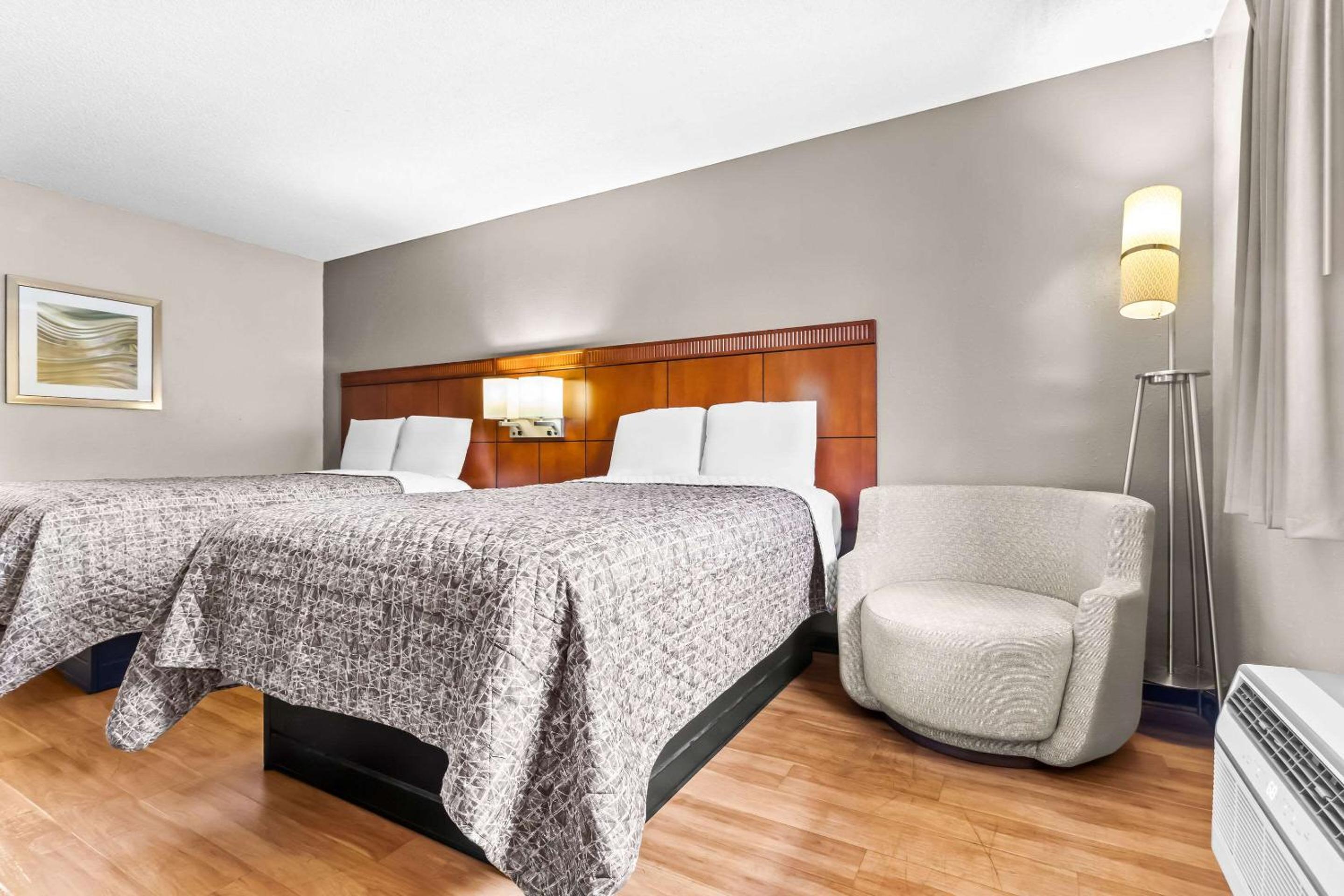 Double Room with Two Double Beds - Smoking - Photo 3