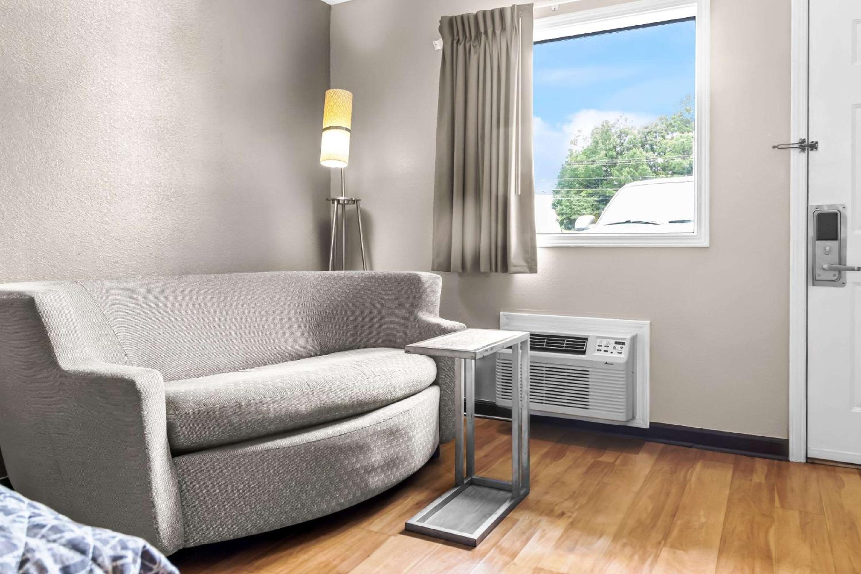 King Room - Non-Smoking - Photo 2