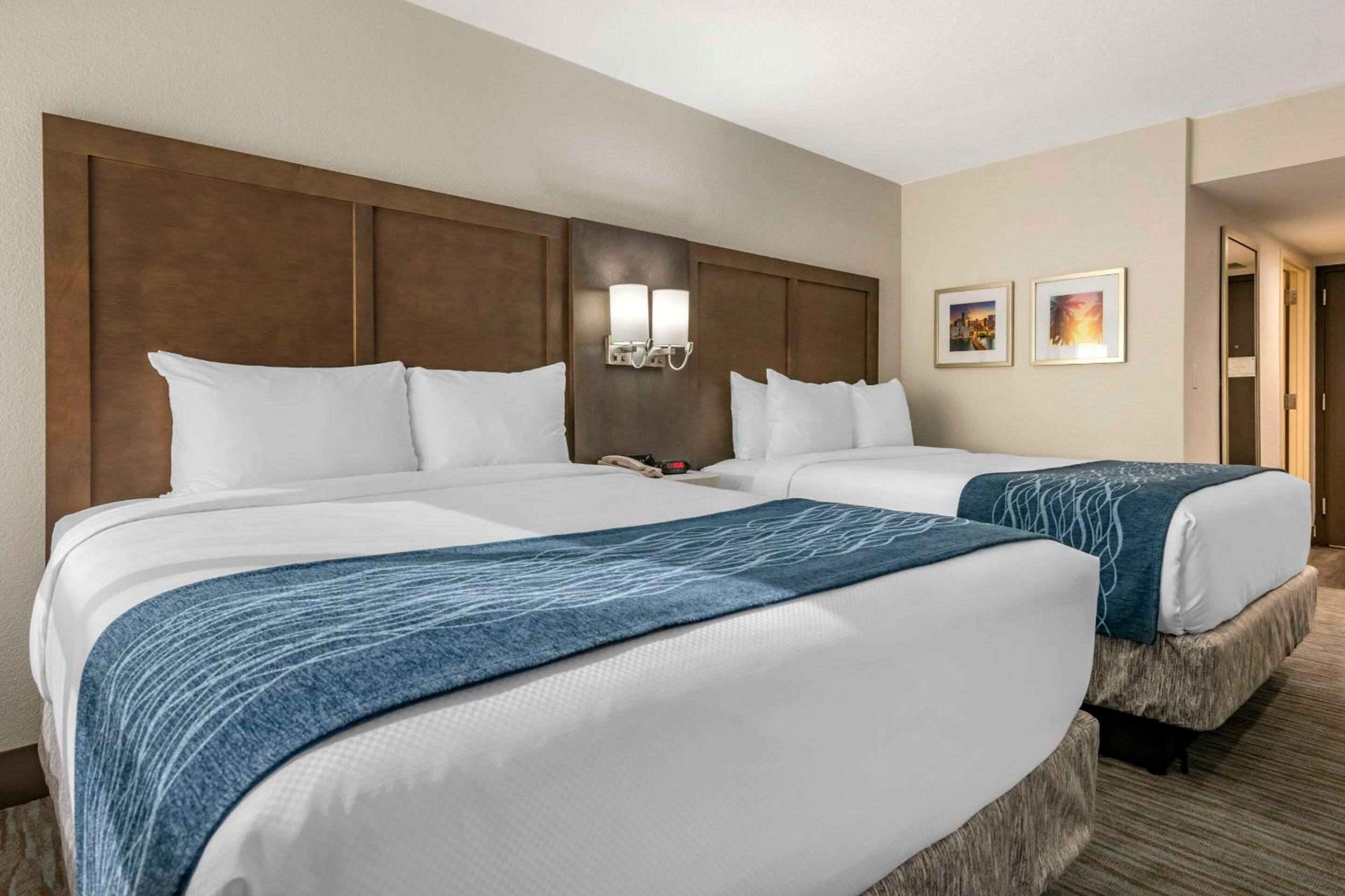 Queen Room with Two Queen Beds - Non-Smoking - Photo 7