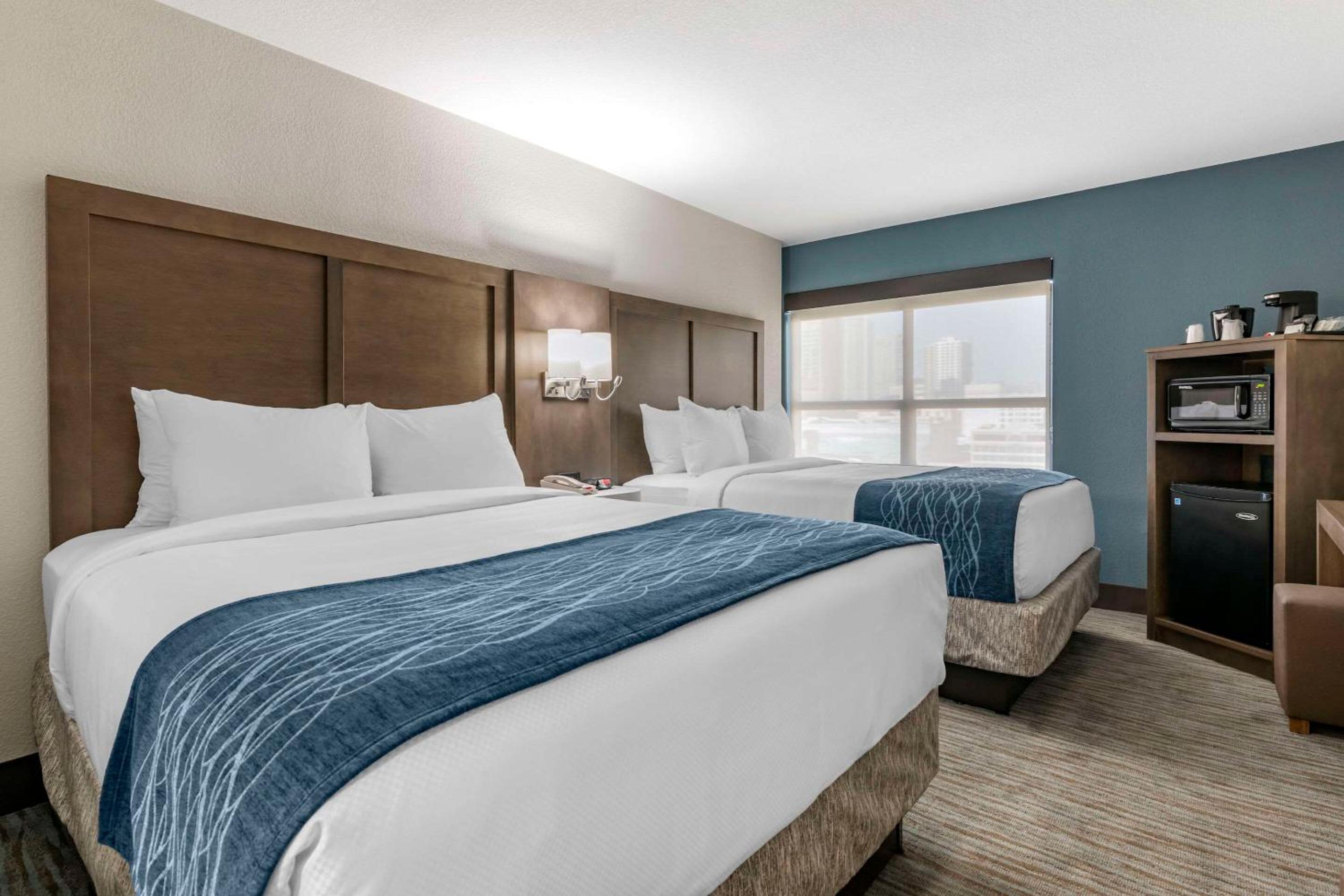 Queen Room with Two Queen Beds - Non-Smoking thumbnail 6