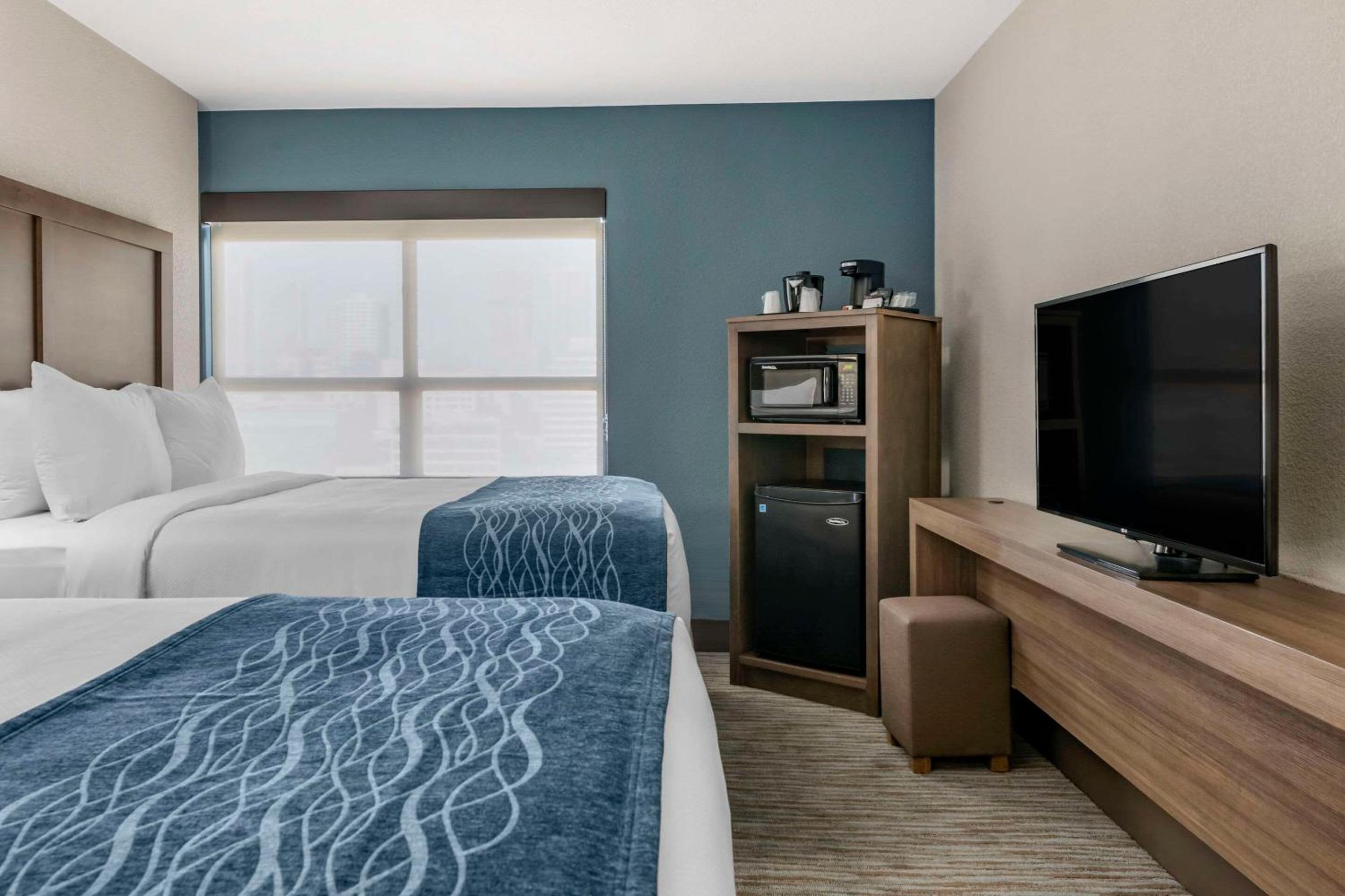 Queen Room with Two Queen Beds - Non-Smoking thumbnail 5