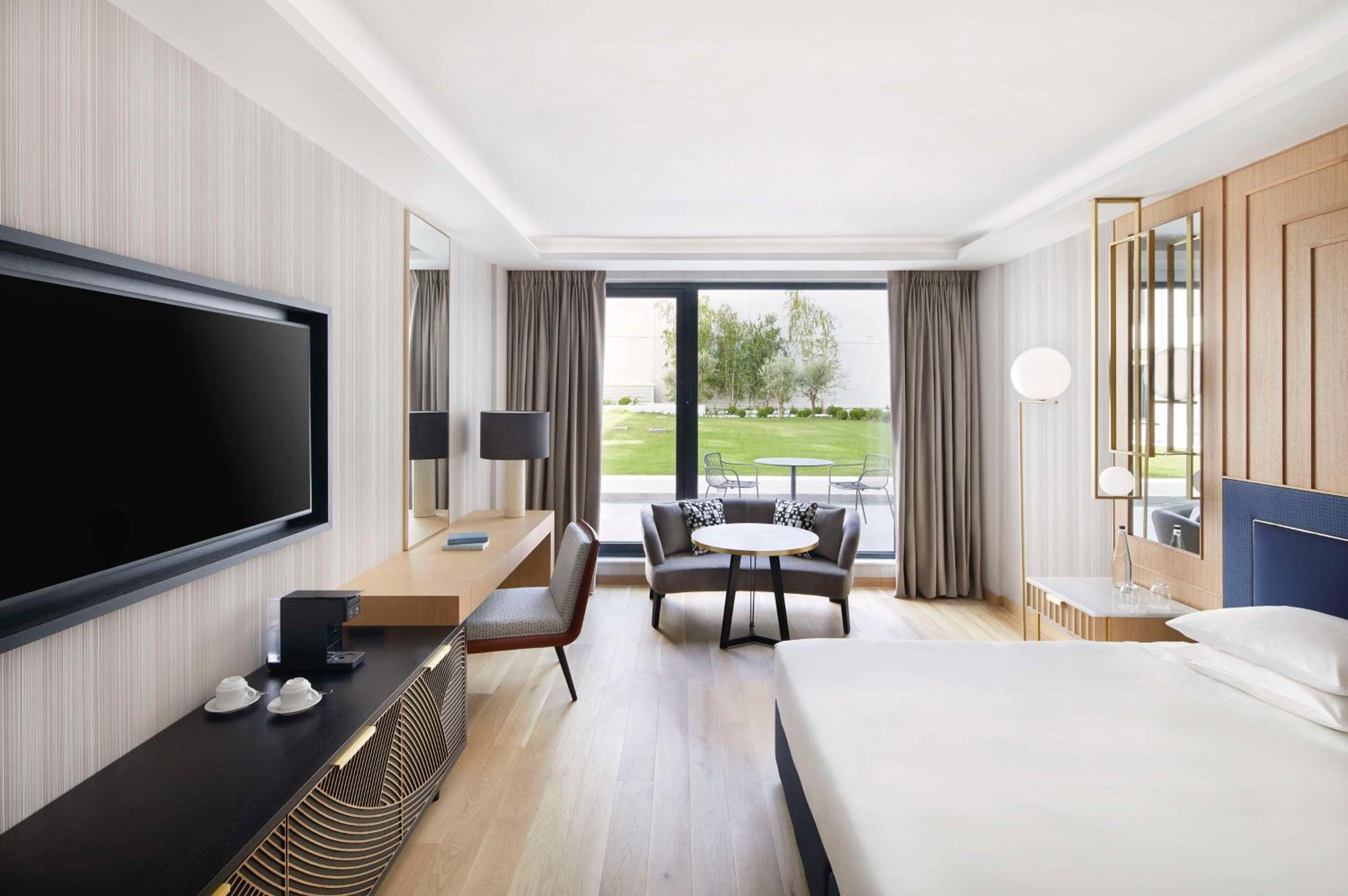 Deluxe King Room with Pool