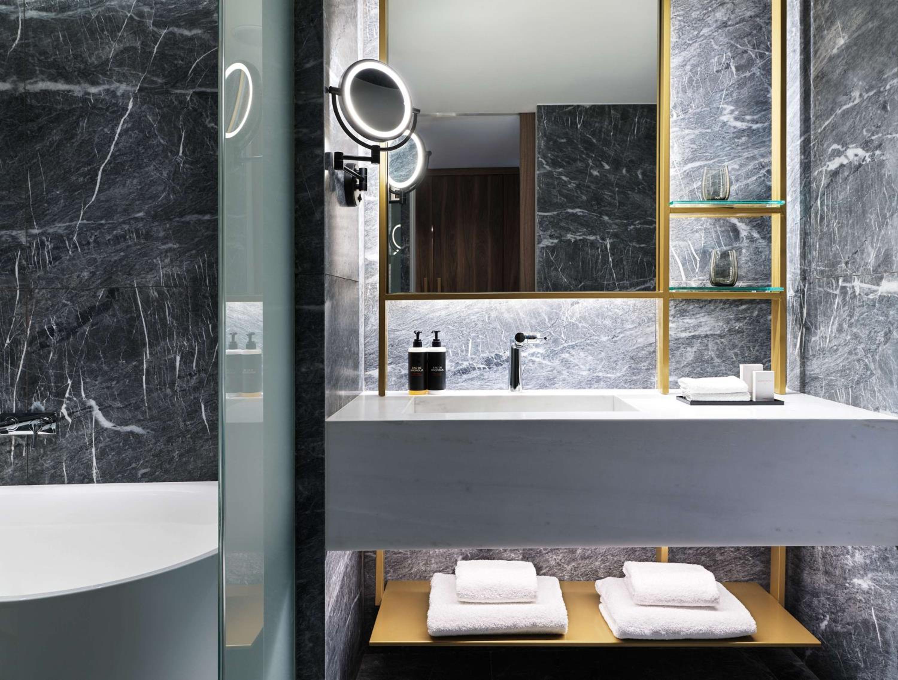 Corner King Suite