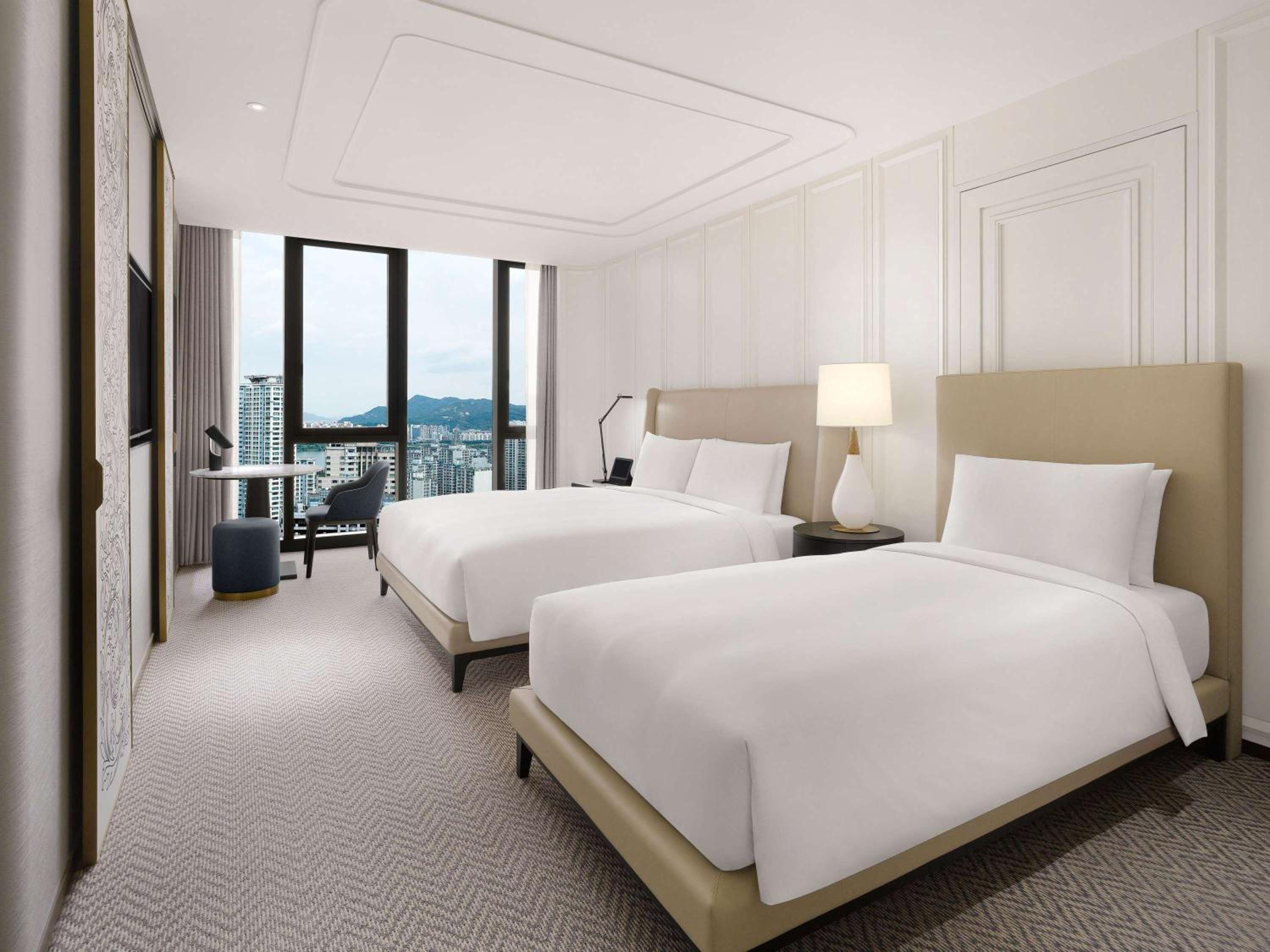 Luxury Family King Room with Single Bed - Photo 1