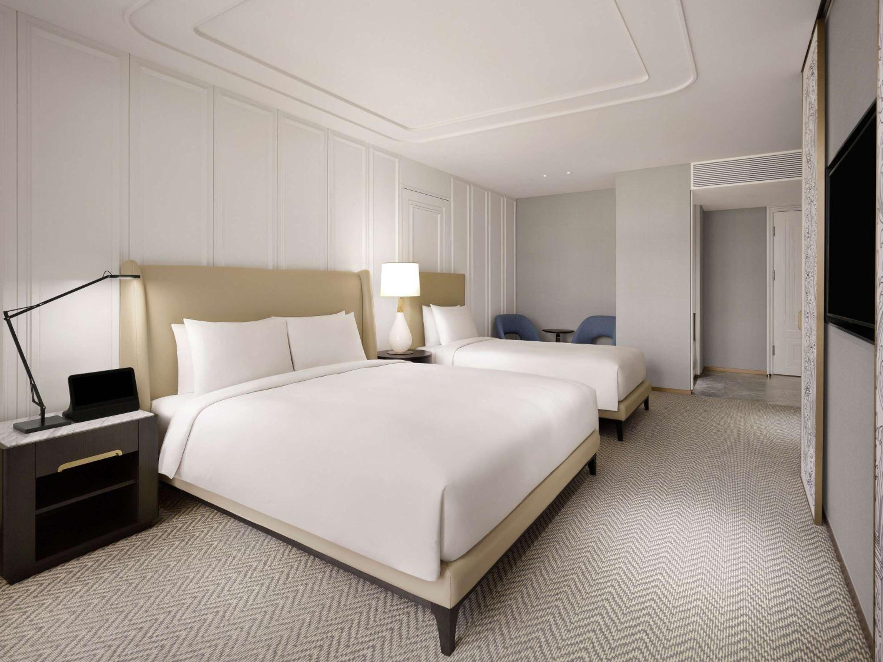 Luxury Family King Room with Single Bed - Photo 3