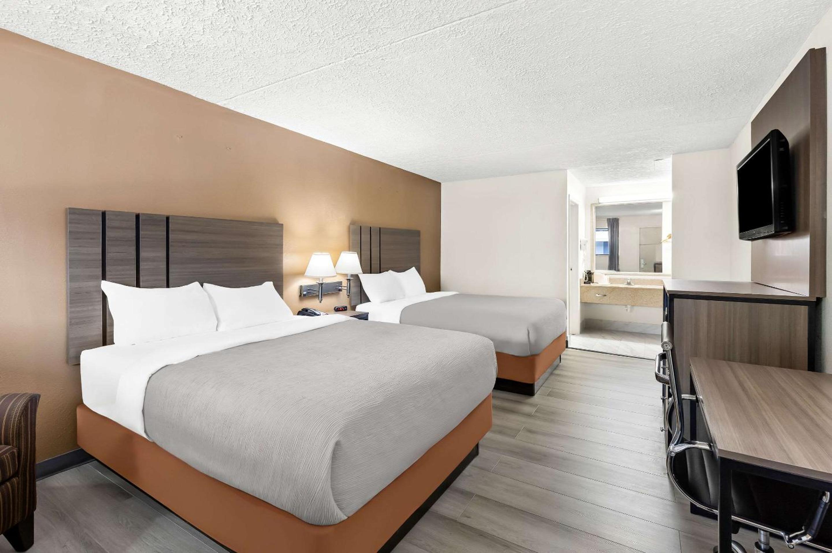 Queen Room with Two Queen Beds - Non-Smoking - Photo 1