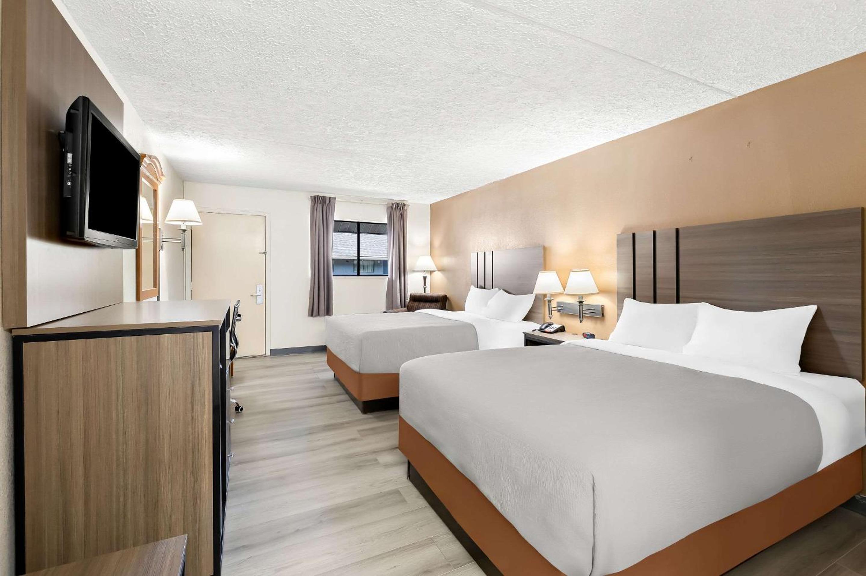 Queen Room with Two Queen Beds - Non-Smoking - Photo 2