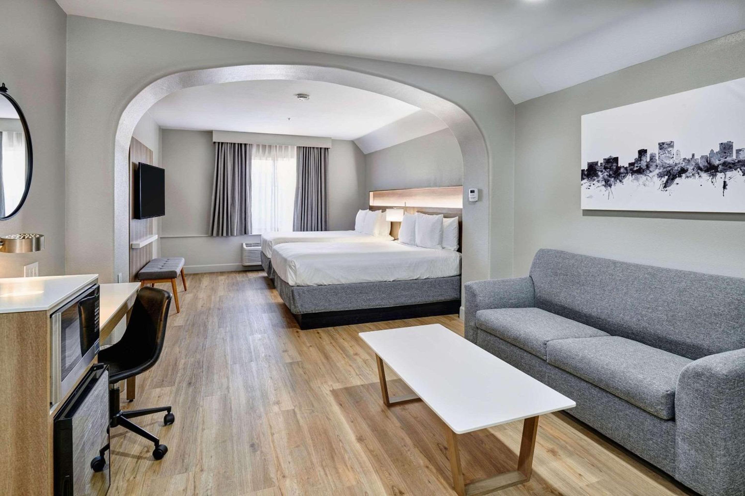 Double Room with Two Double Beds - Non-Smoking - Photo 2