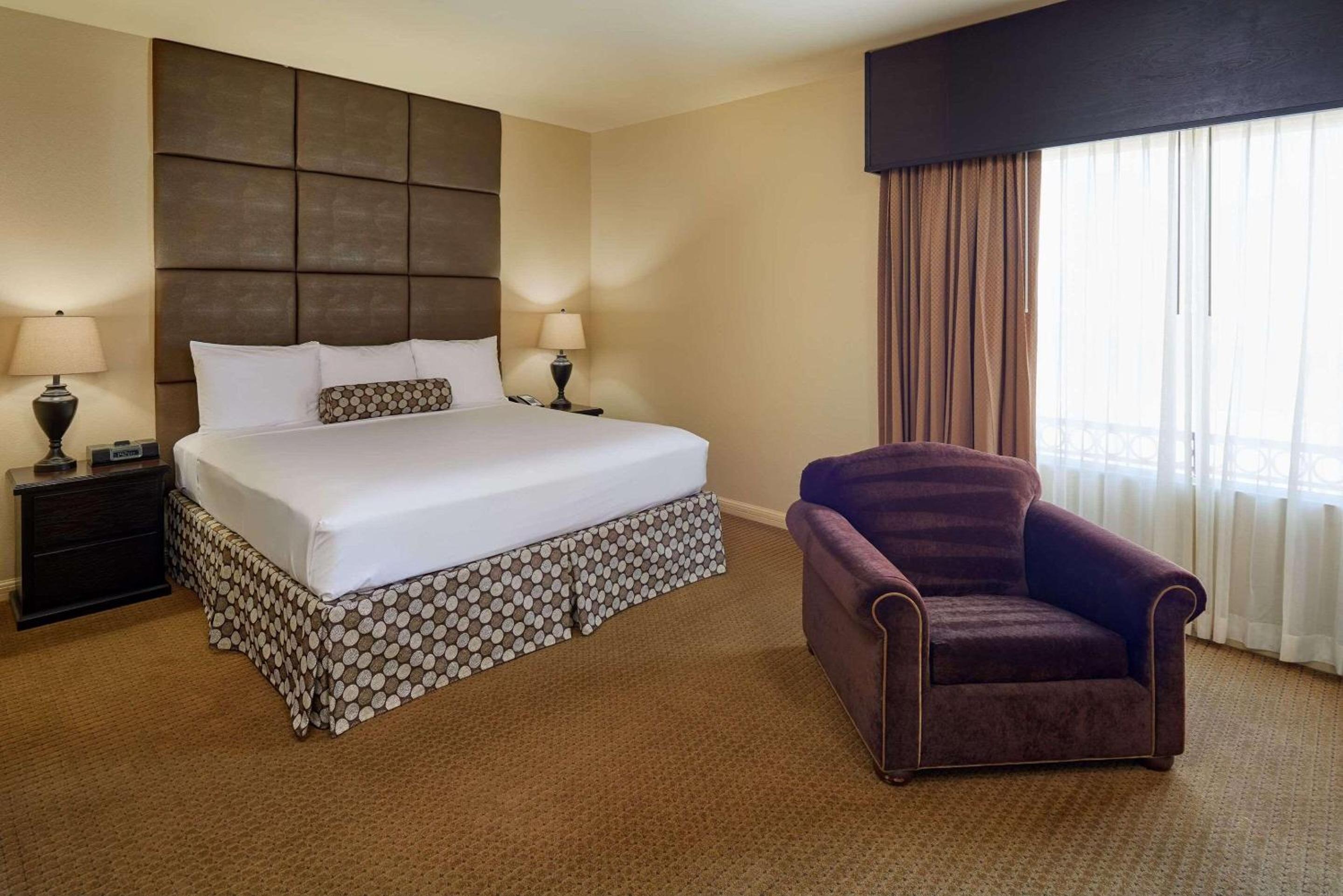 One-Bedroom King Suite with Sofa Bed - Non-Smoking - Photo 1