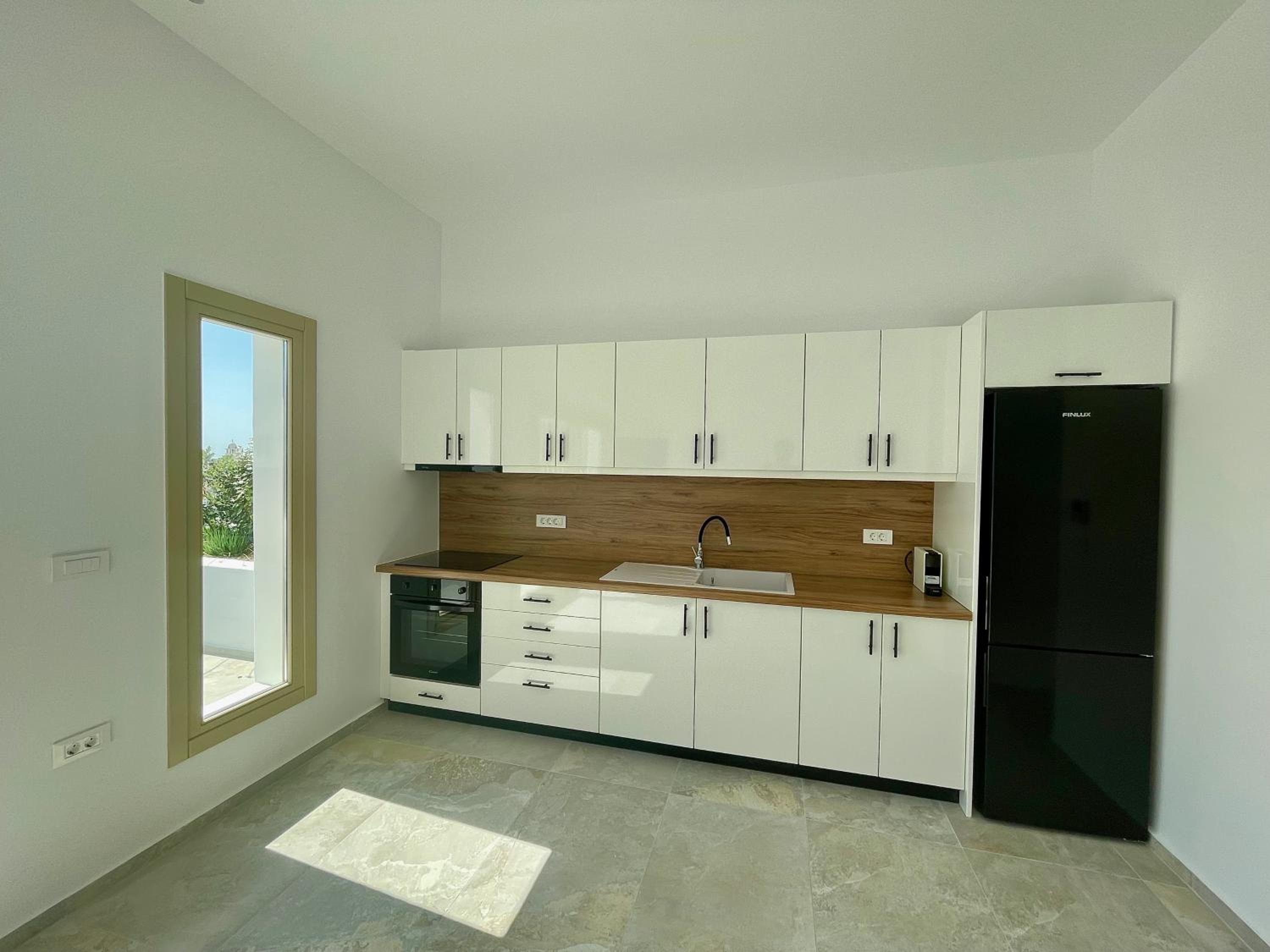 One-Bedroom Apartment with Balcony and Sea View photo 3