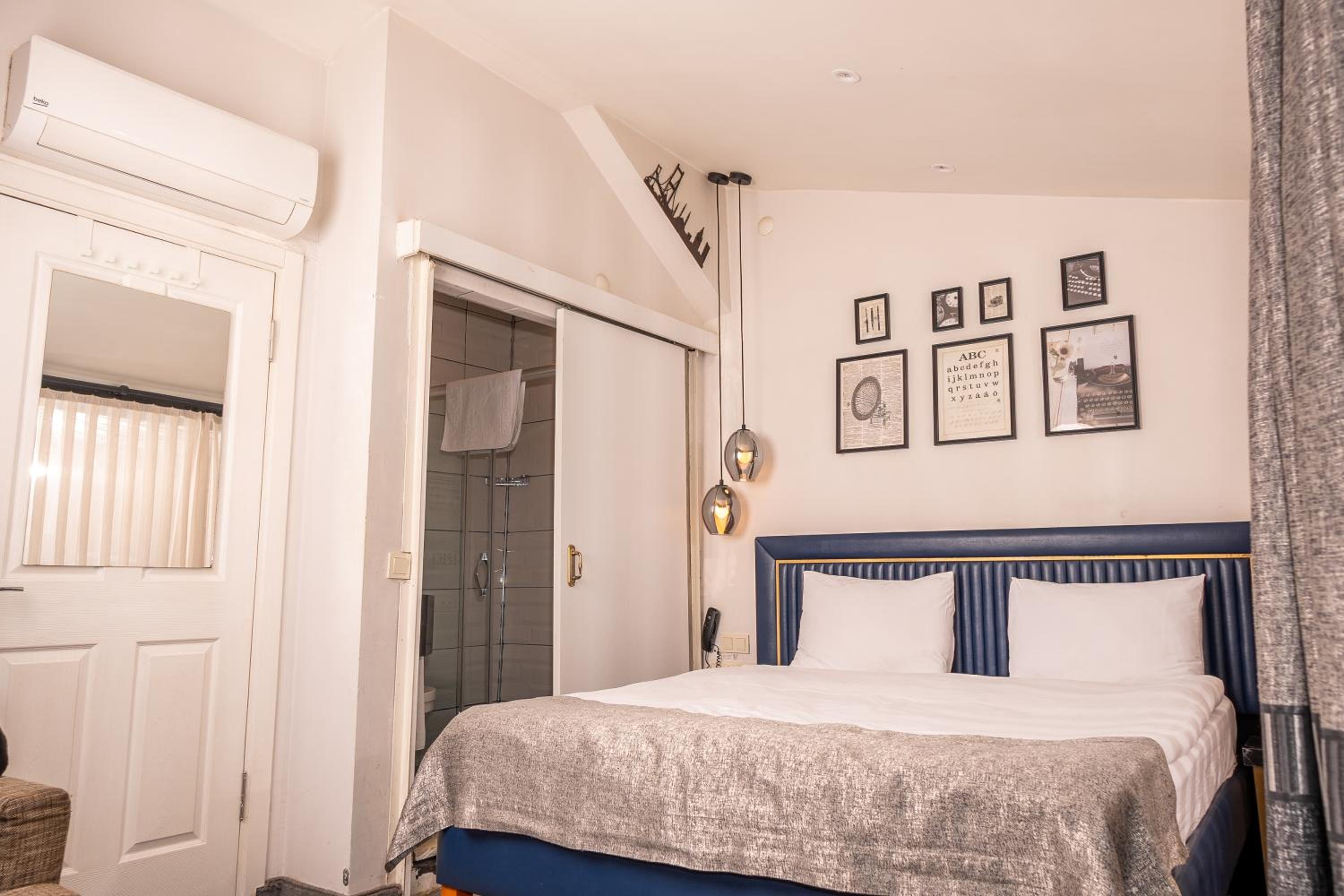 Double Room with Balcony (2 Adults + 1 Child) photo 1