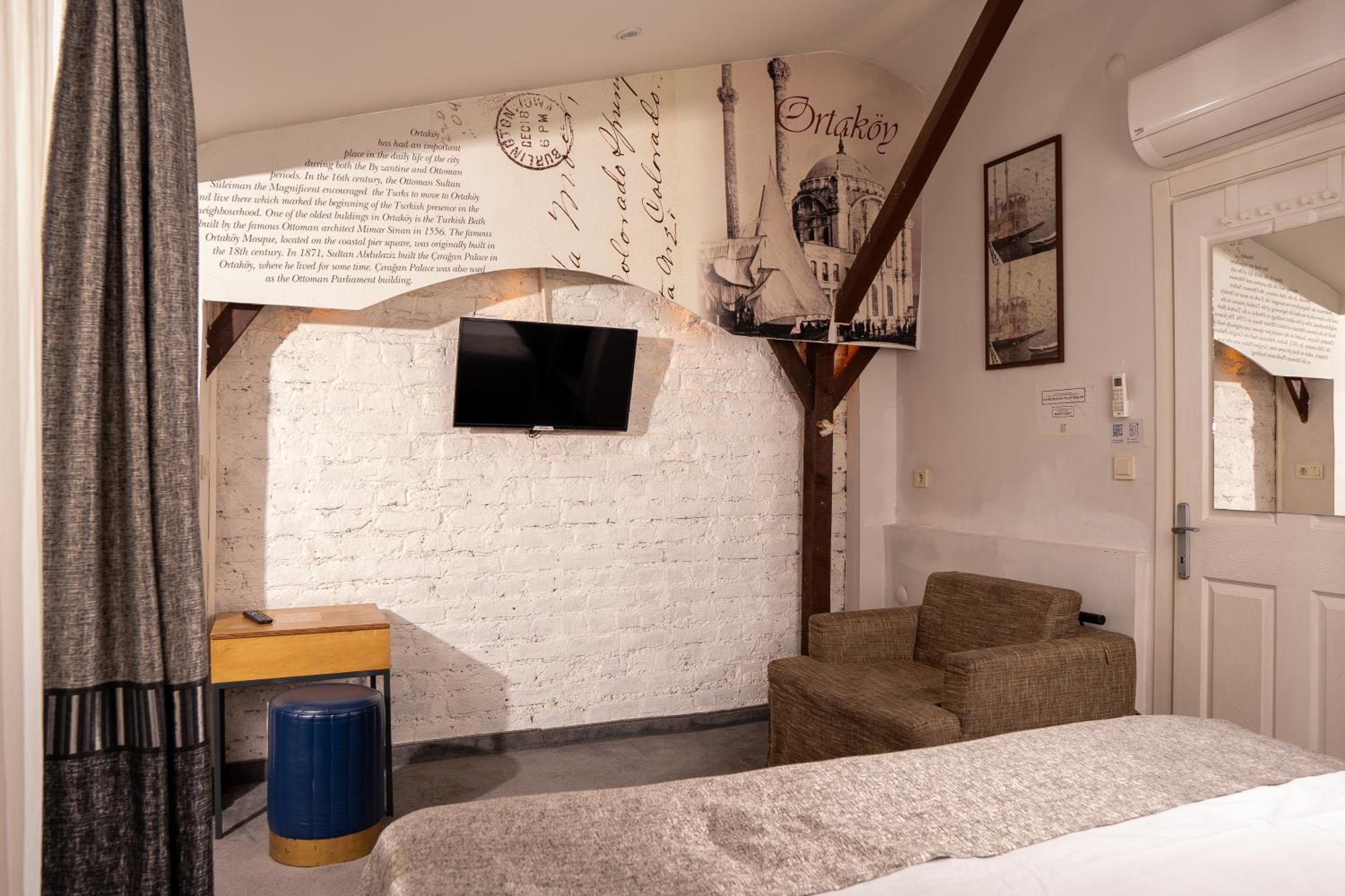 Double Room with Balcony (2 Adults + 1 Child) photo 3
