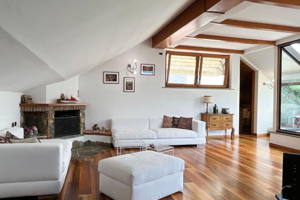 Three-Bedroom Apartment with Balcony photo 3