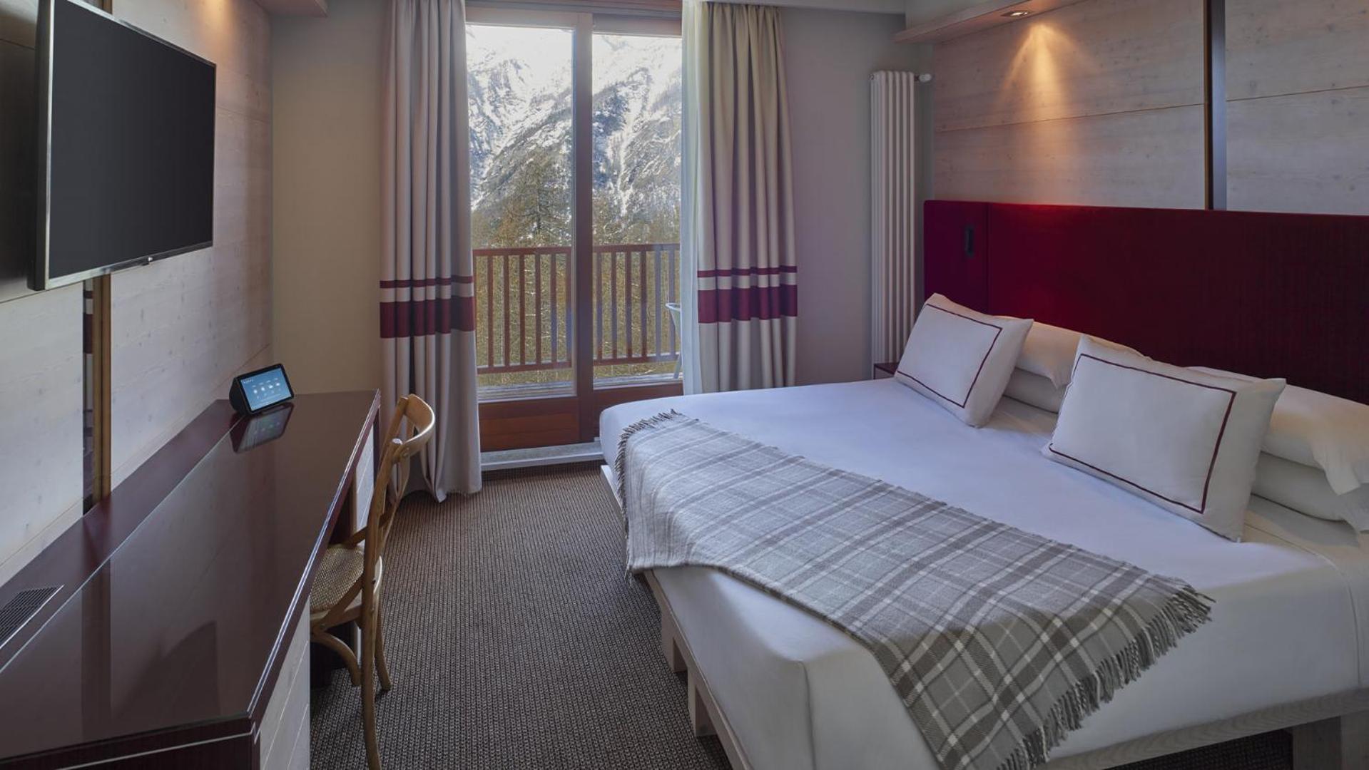 Double or Twin Room with Mountain View