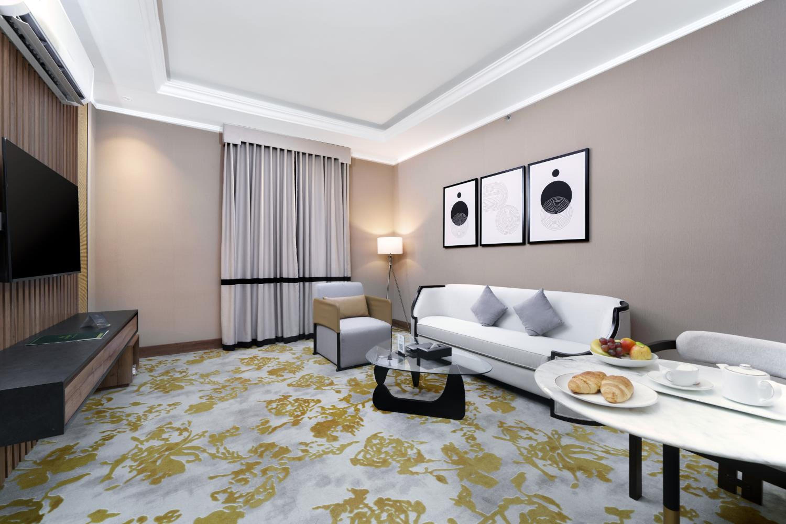 Executive Suite - Photo 2