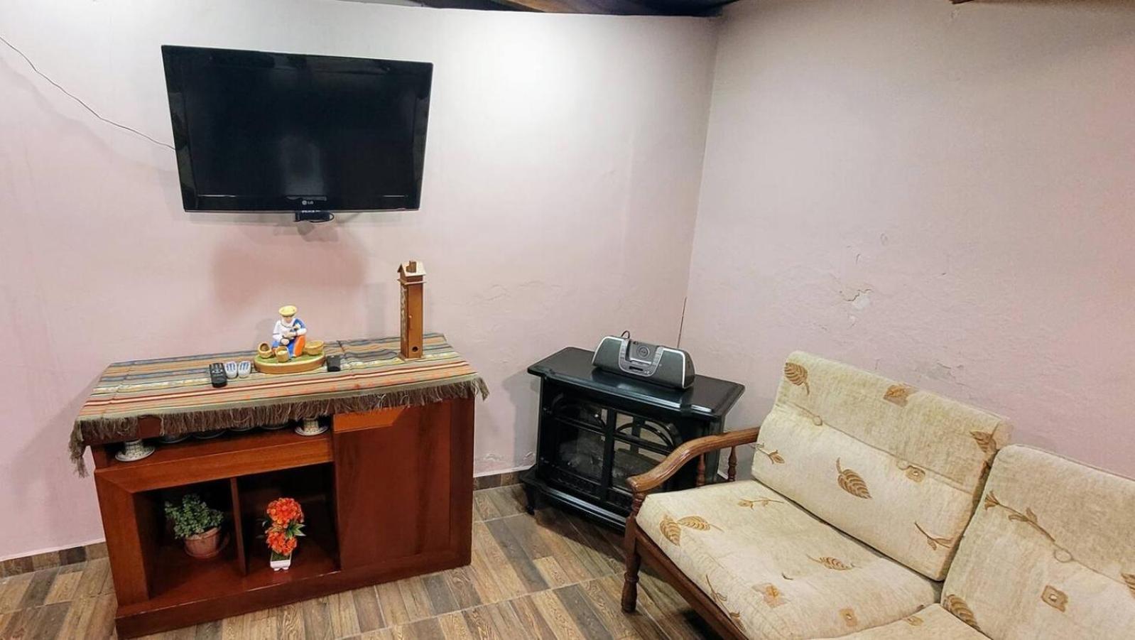 Seven-Bedroom House photo 1