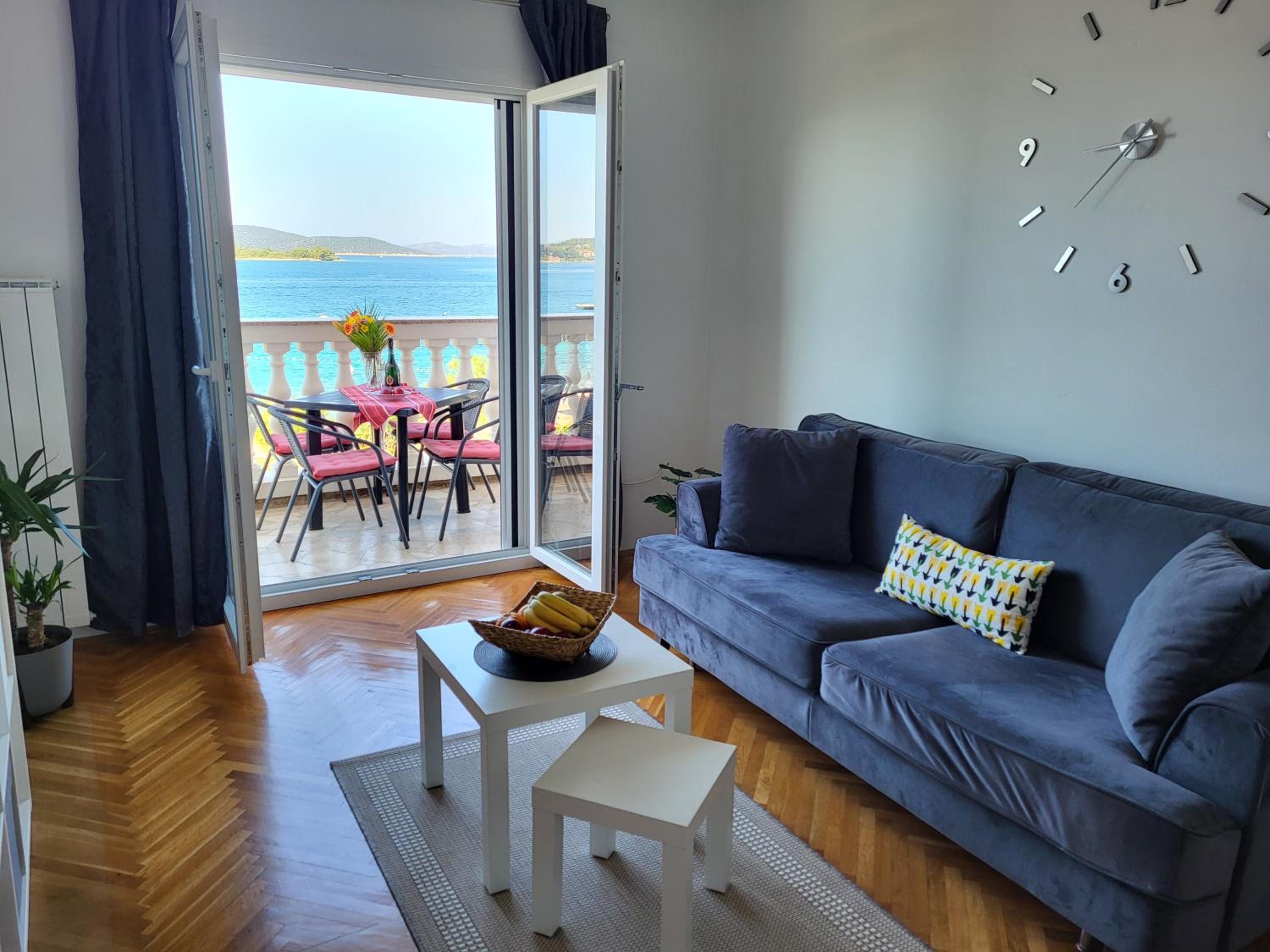 Deluxe One-Bedroom Apartment with Ocean View photo 2