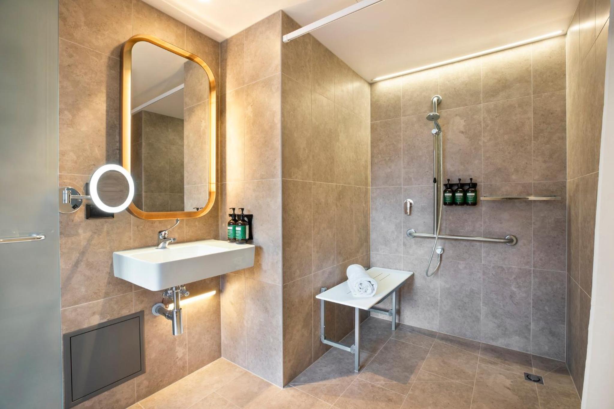 Standard King Room - Accessible - Photo 3