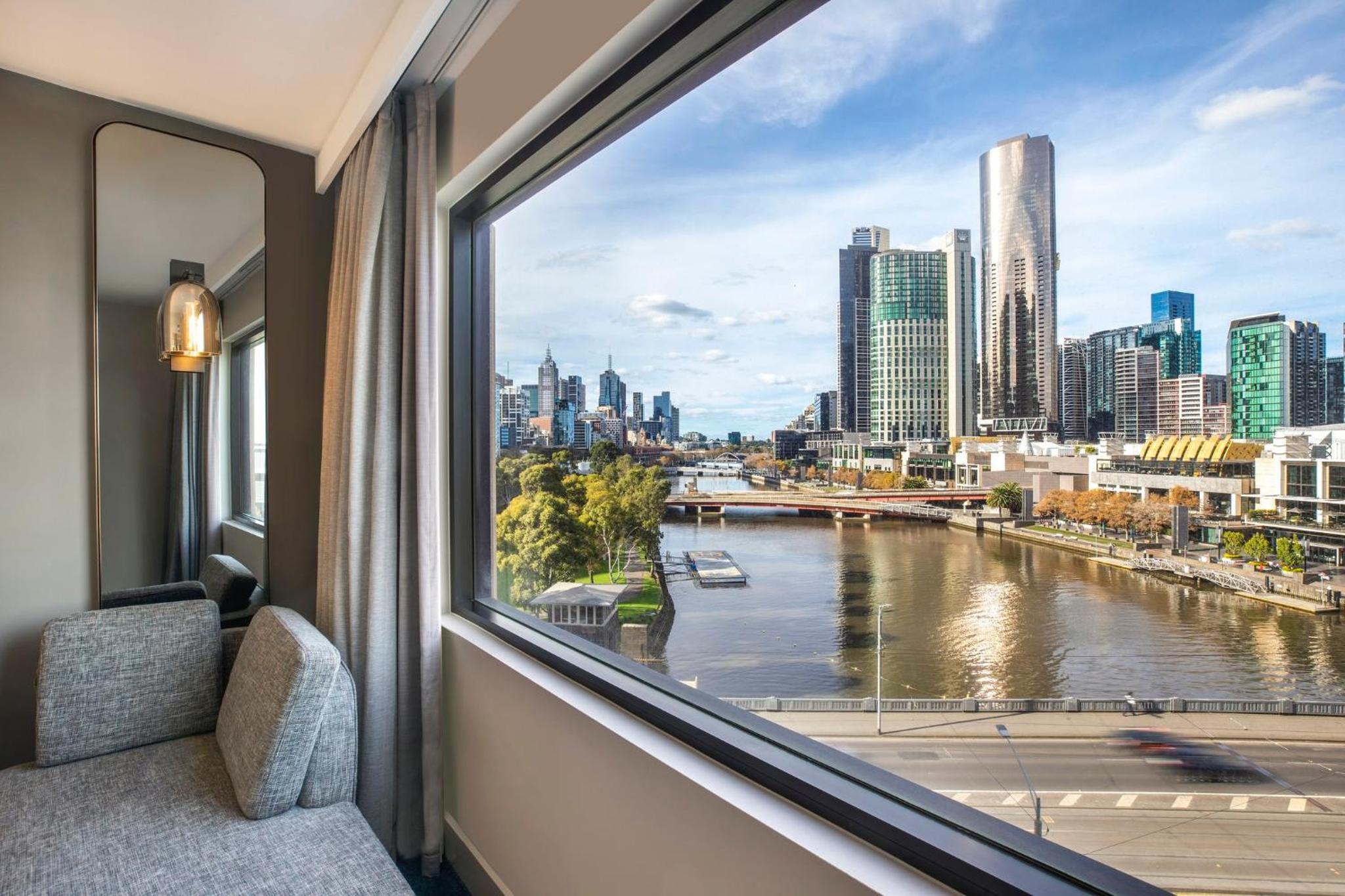 Standard King Room with Casino View - Photo 4