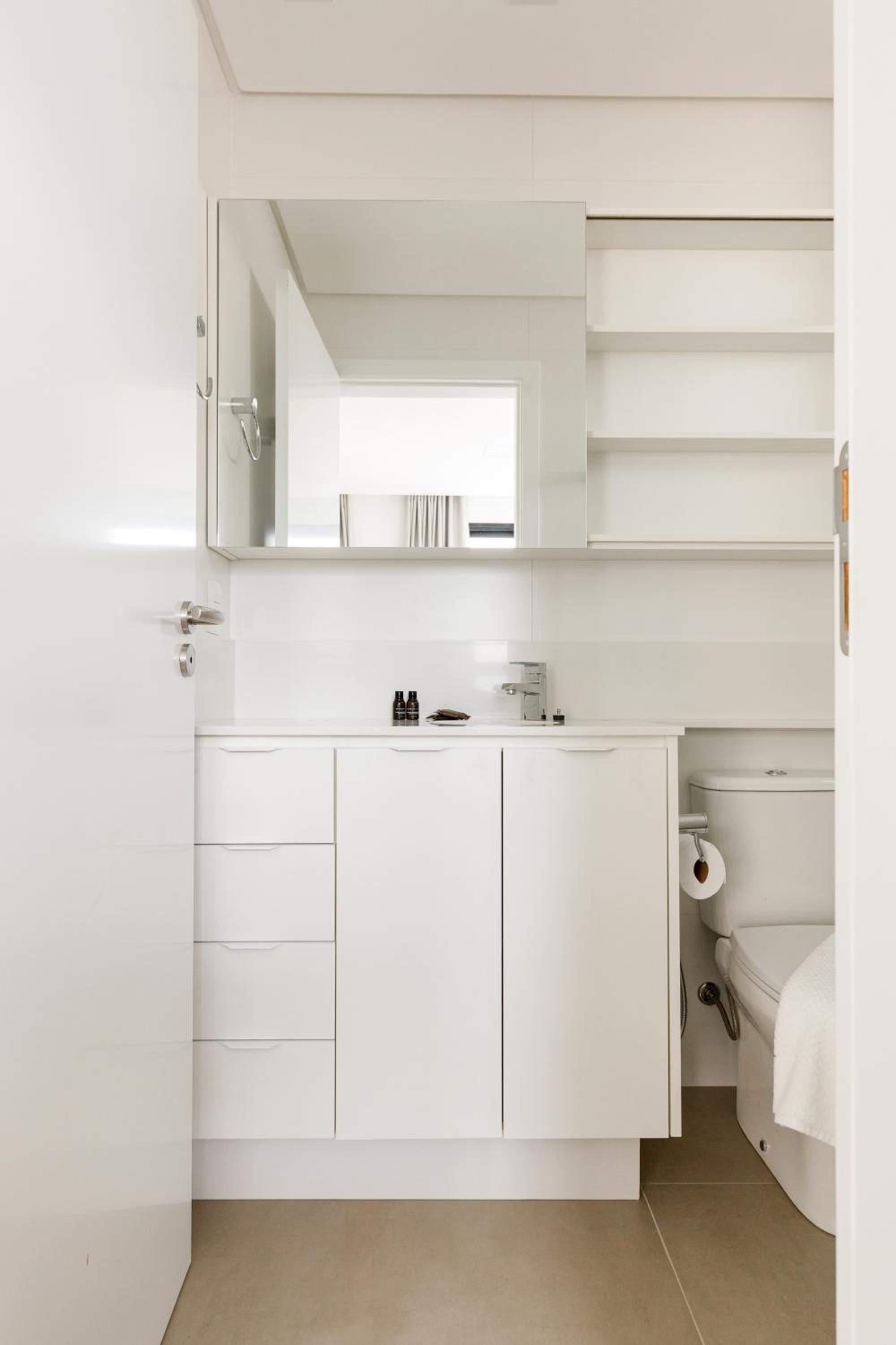 Apartment with Shower - Photo 5