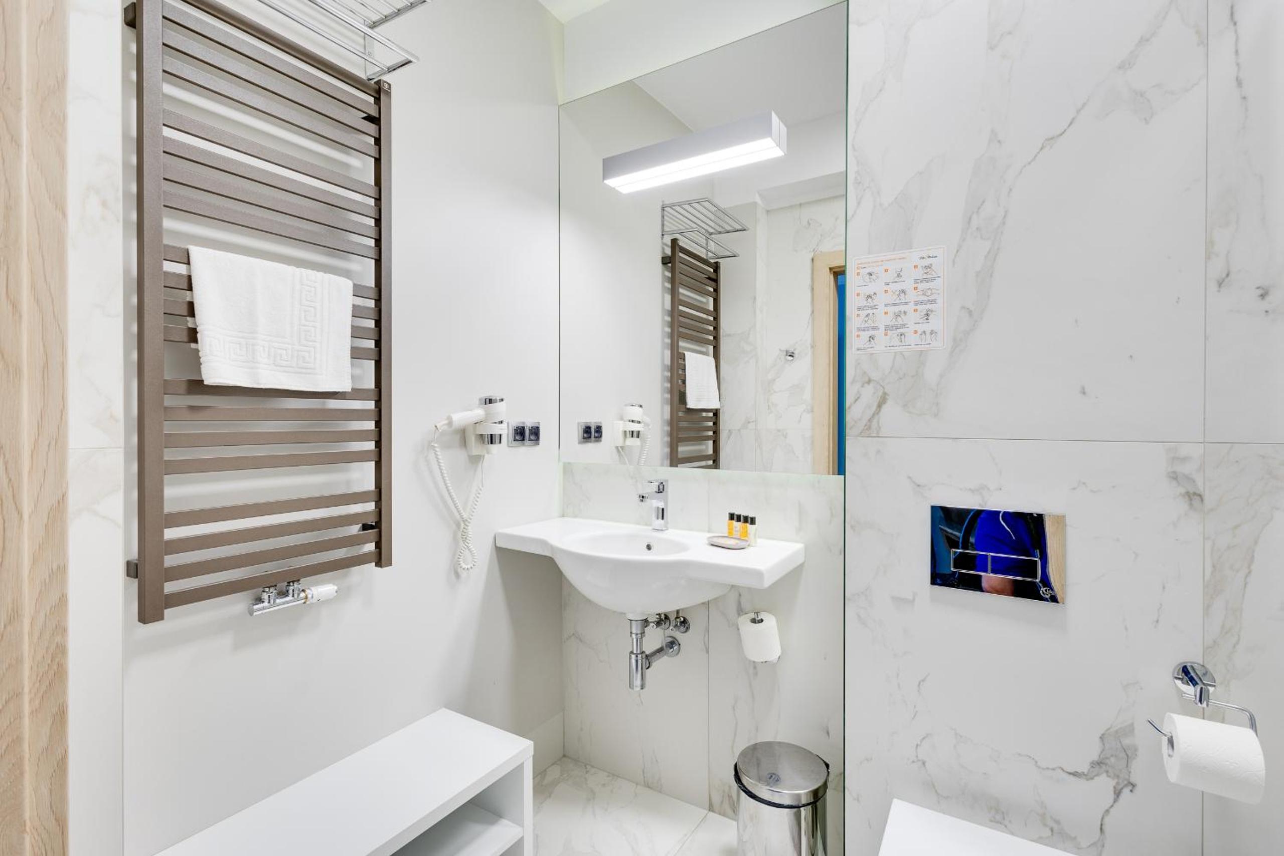 Deluxe Double Room with Balcony - Photo 5