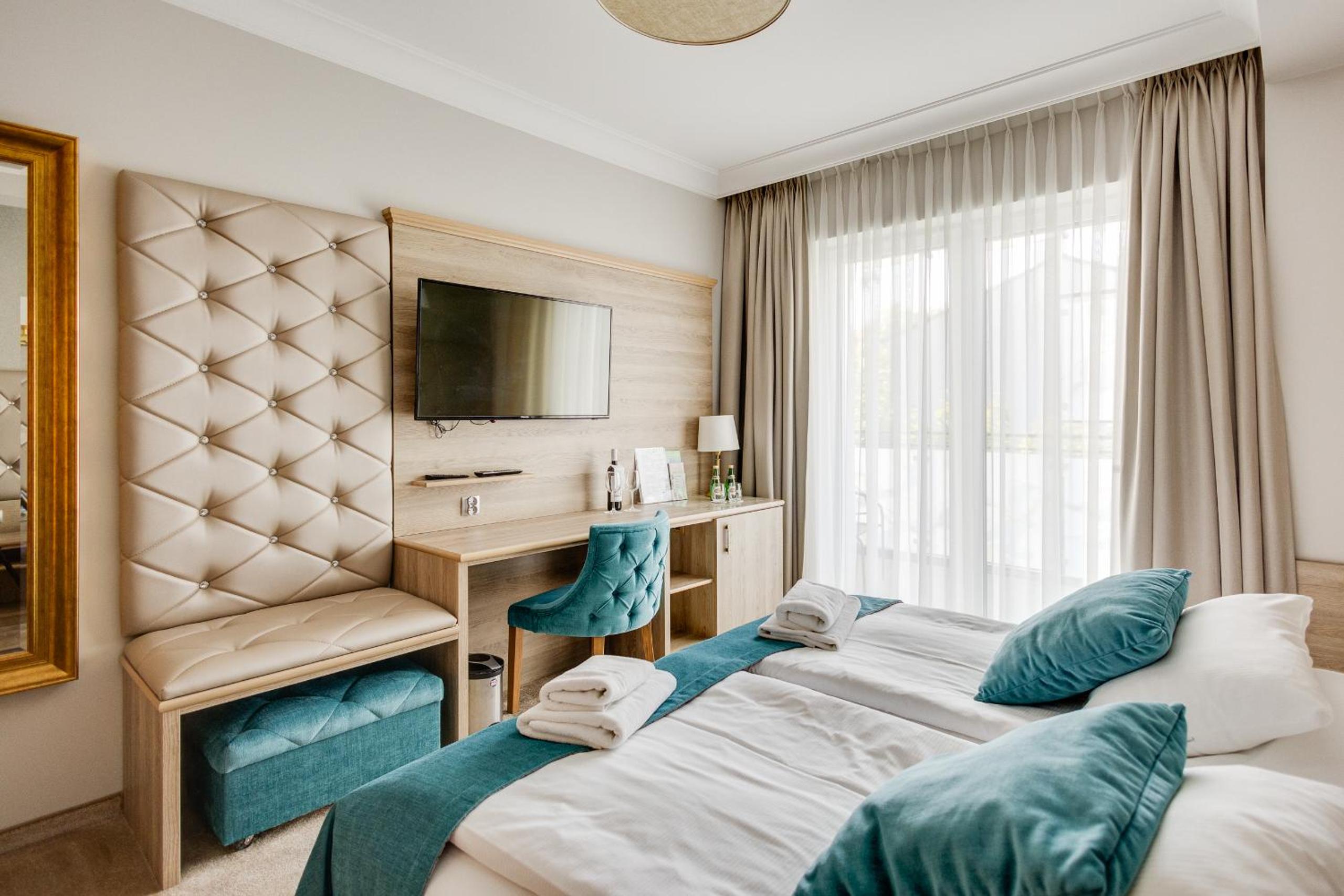 Deluxe Double Room with Balcony - Photo 3