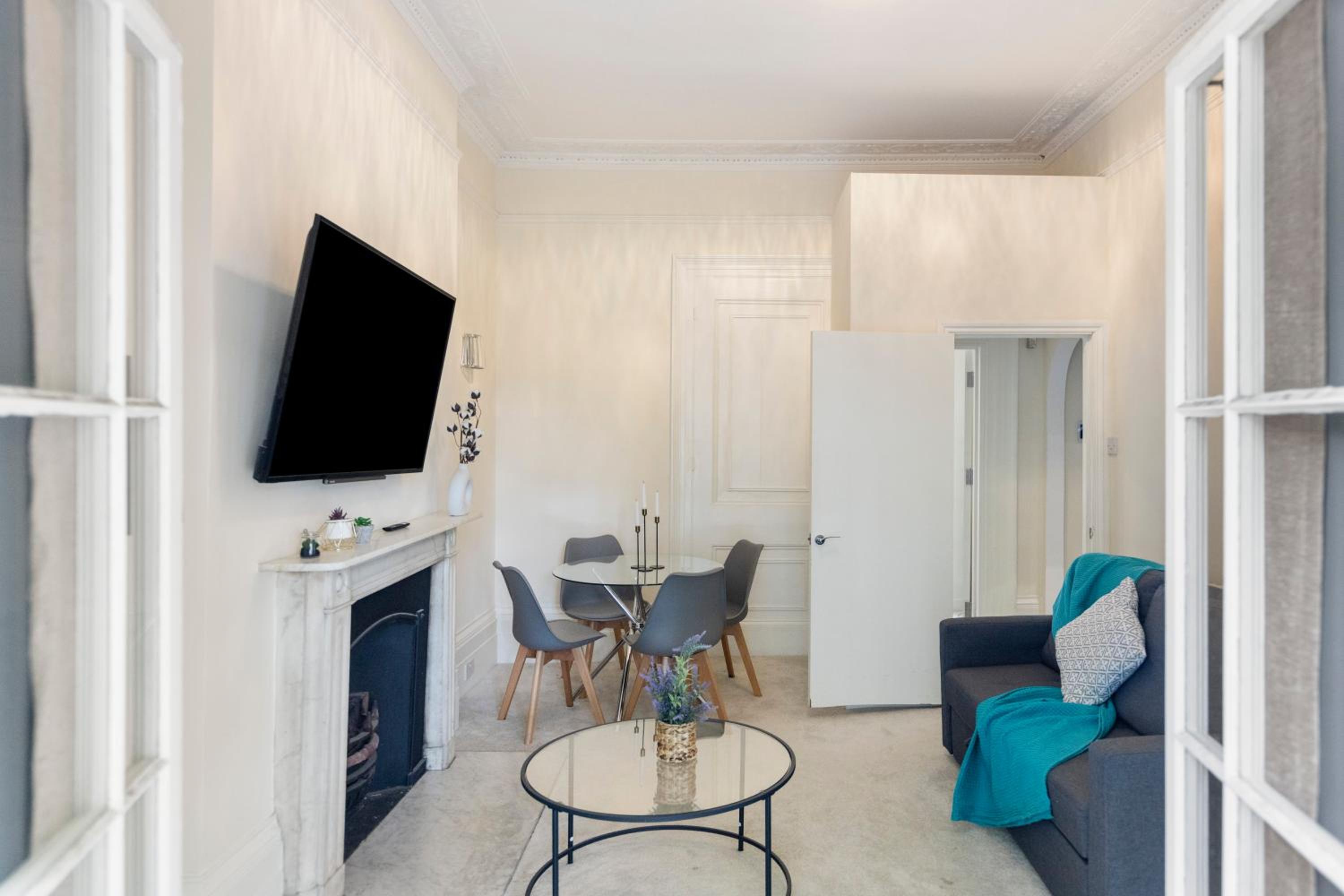 One-Bedroom Apartment photo 3