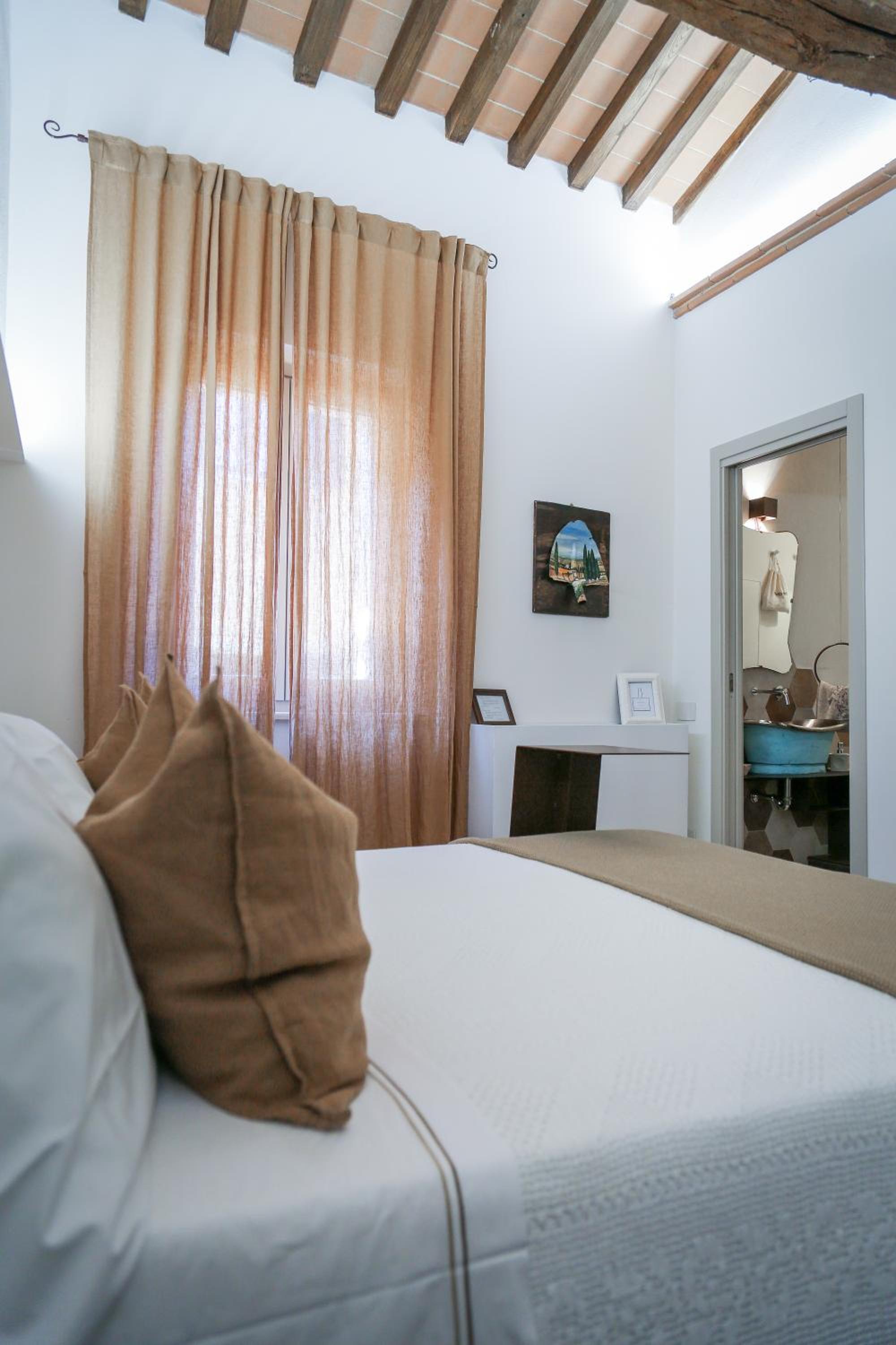 Deluxe Room - Photo 3