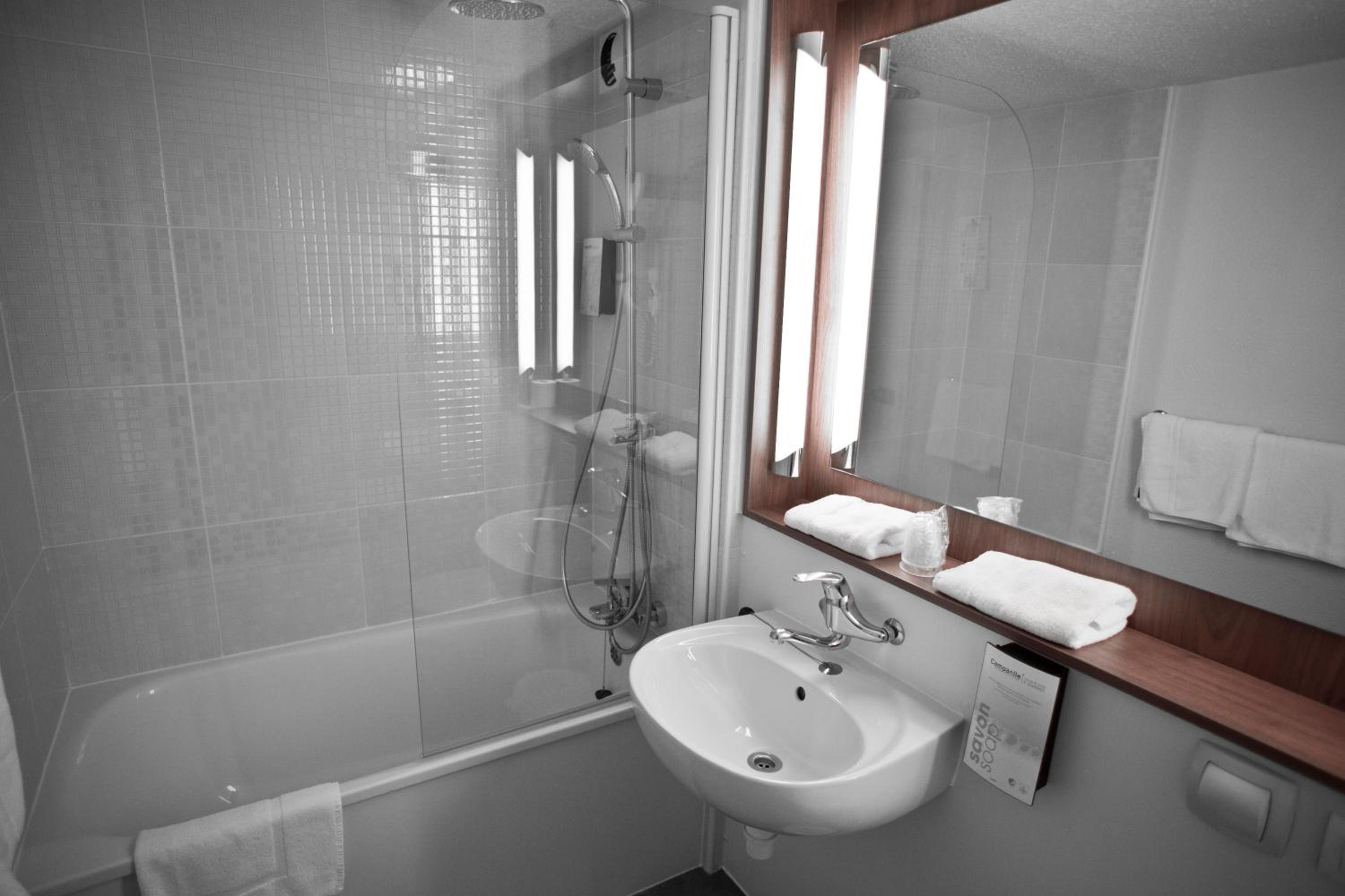 Standard Twin Room - Photo 3