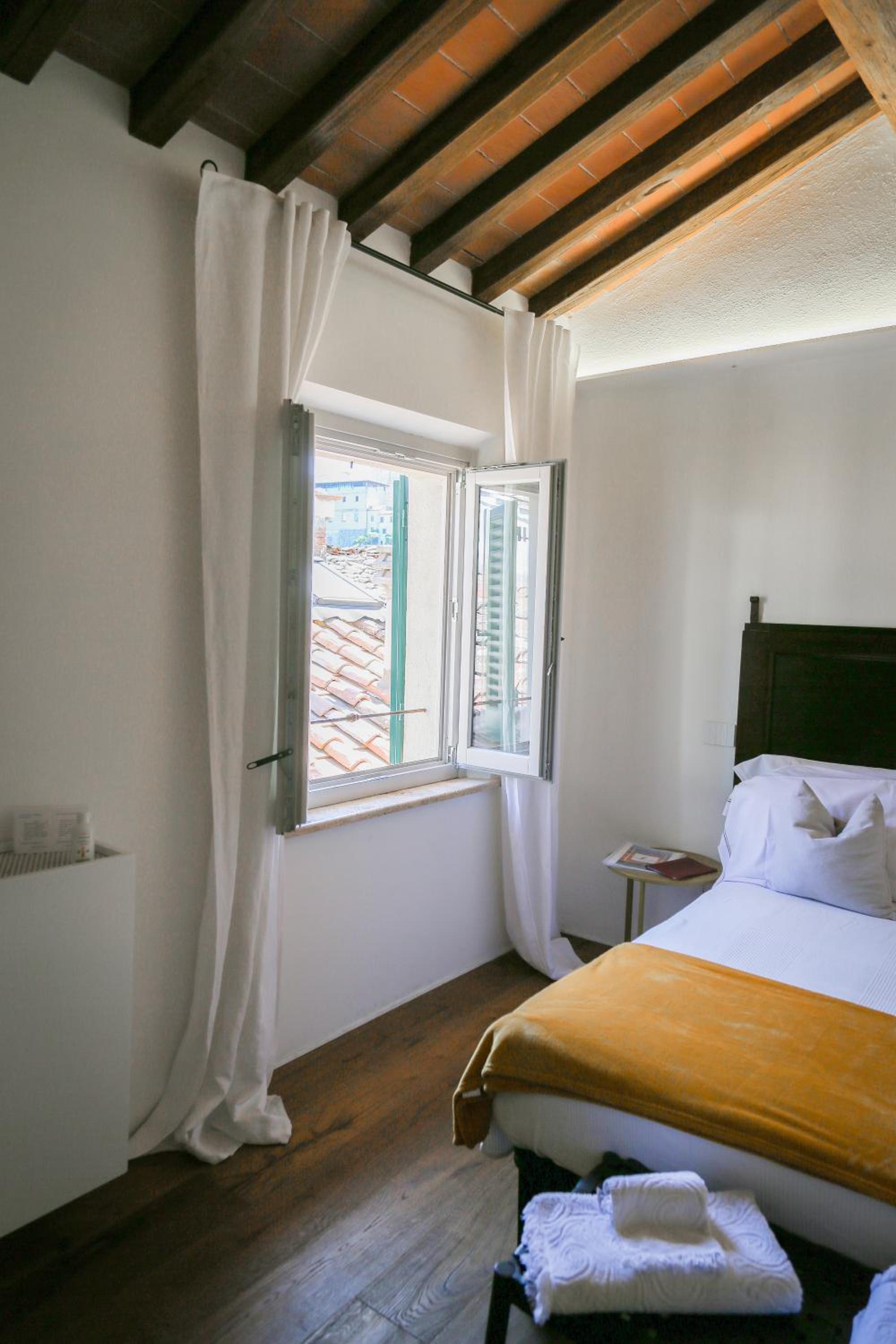 Deluxe Double or Twin Room - Photo 11