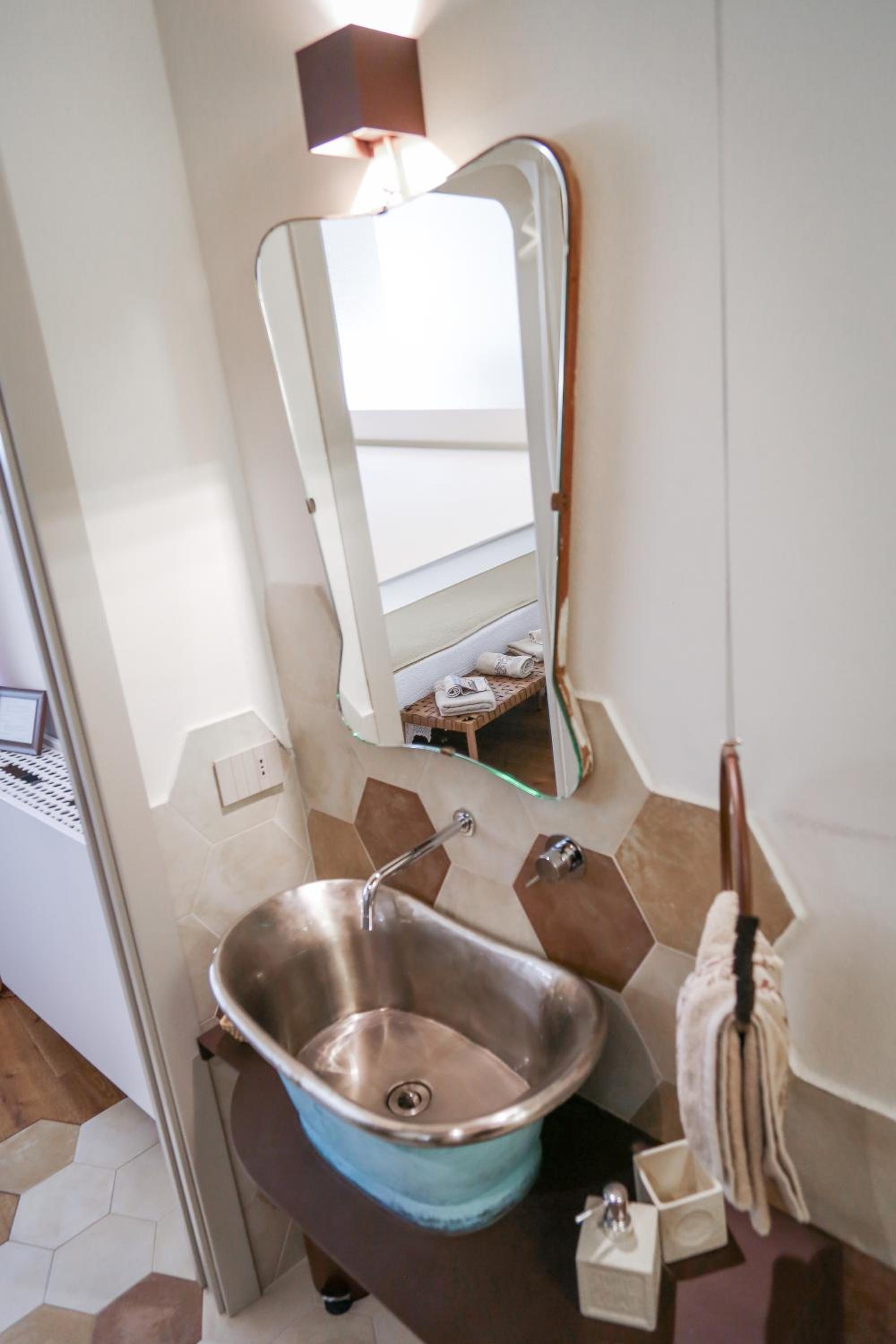 Deluxe Room - Photo 11