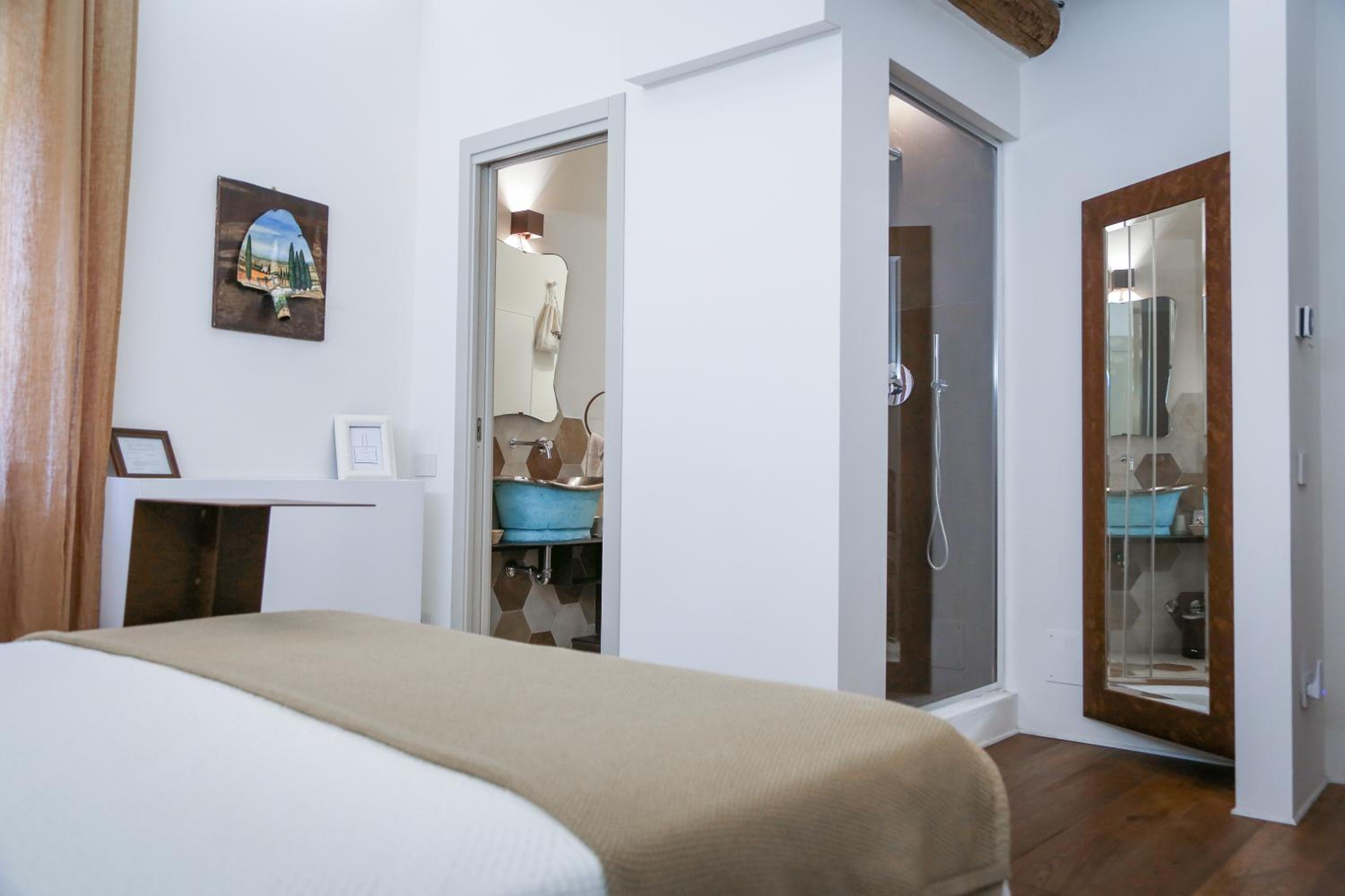 Deluxe Room - Photo 12