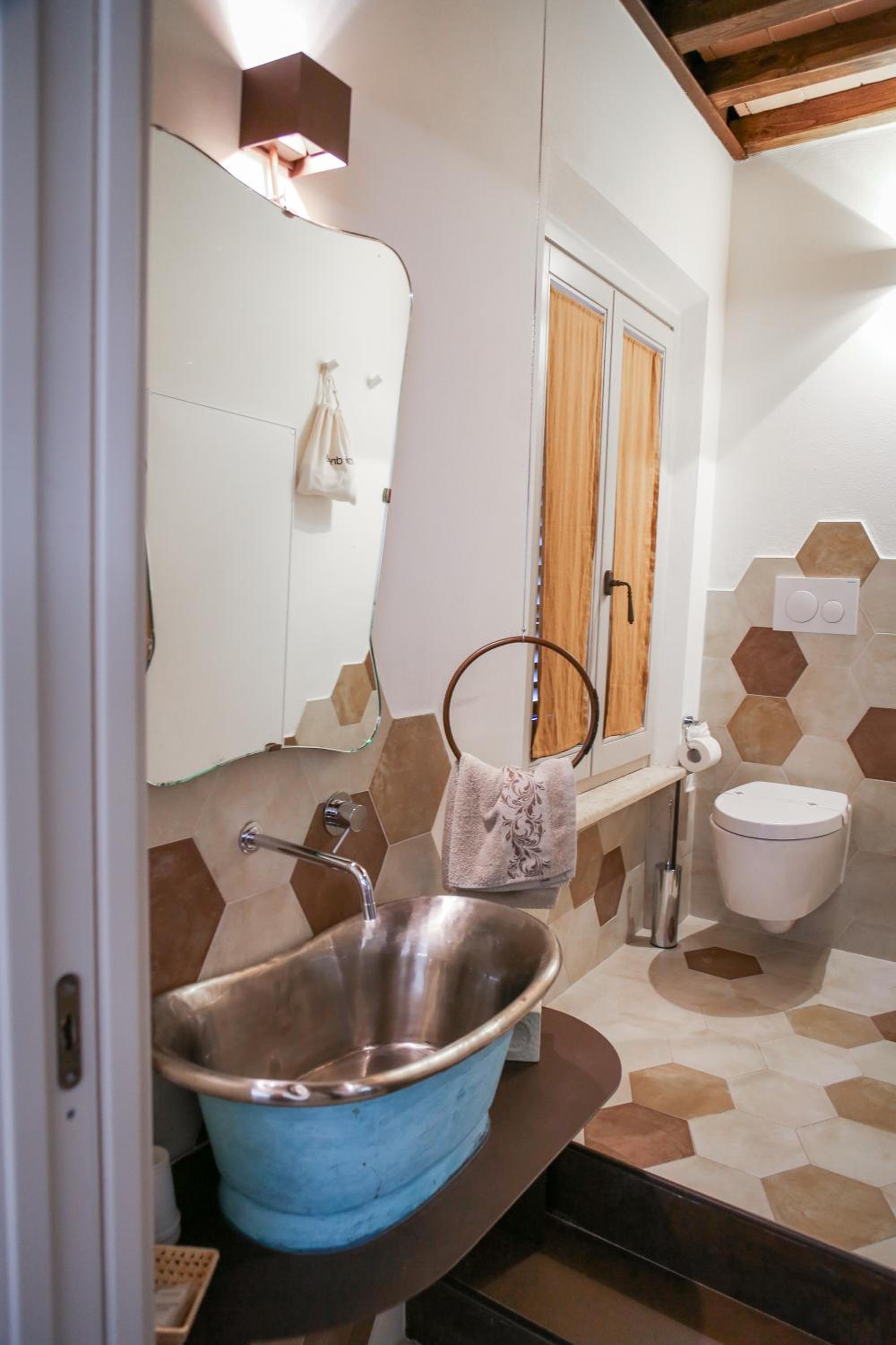 Deluxe Room - Photo 13