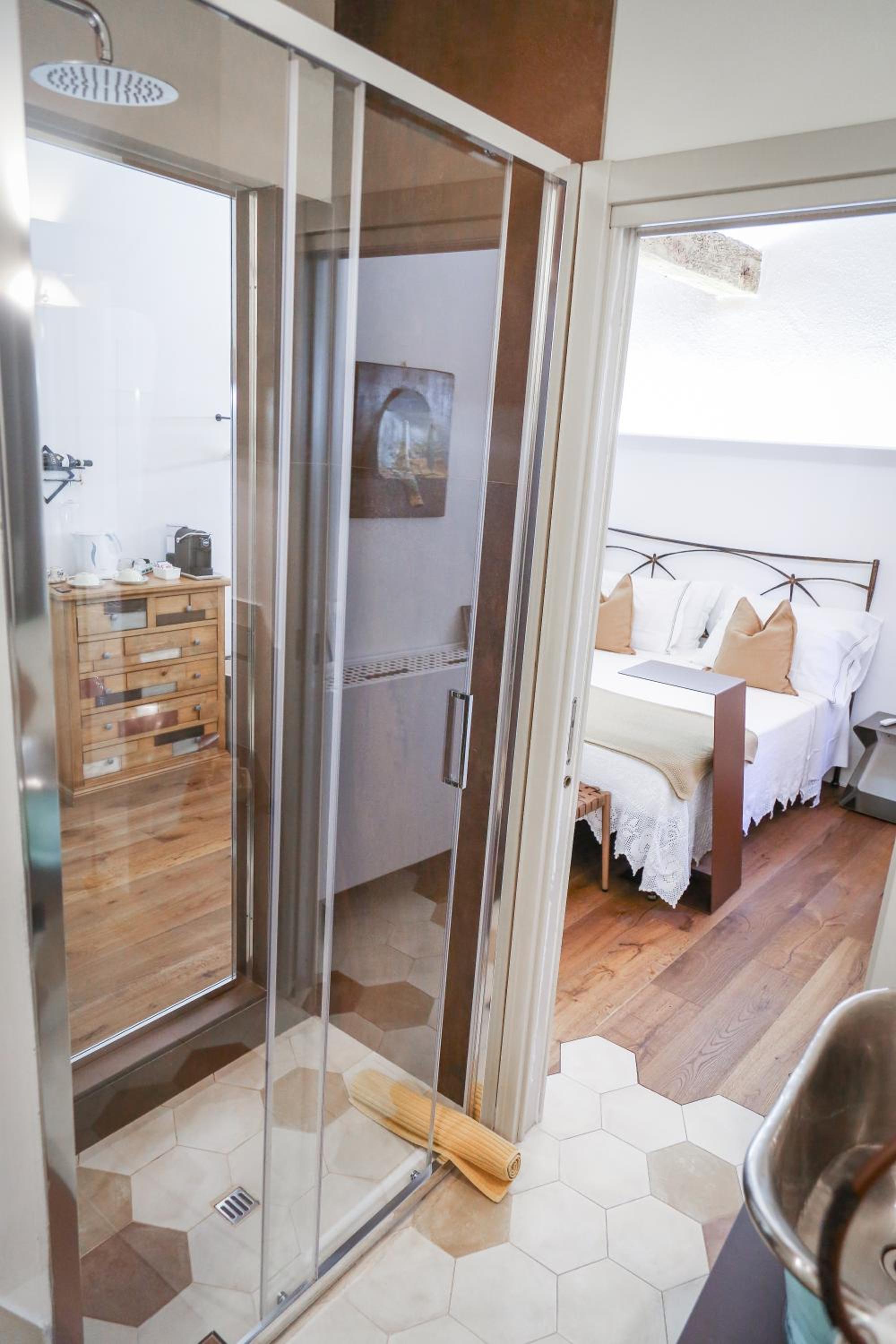 Deluxe Room - Photo 16