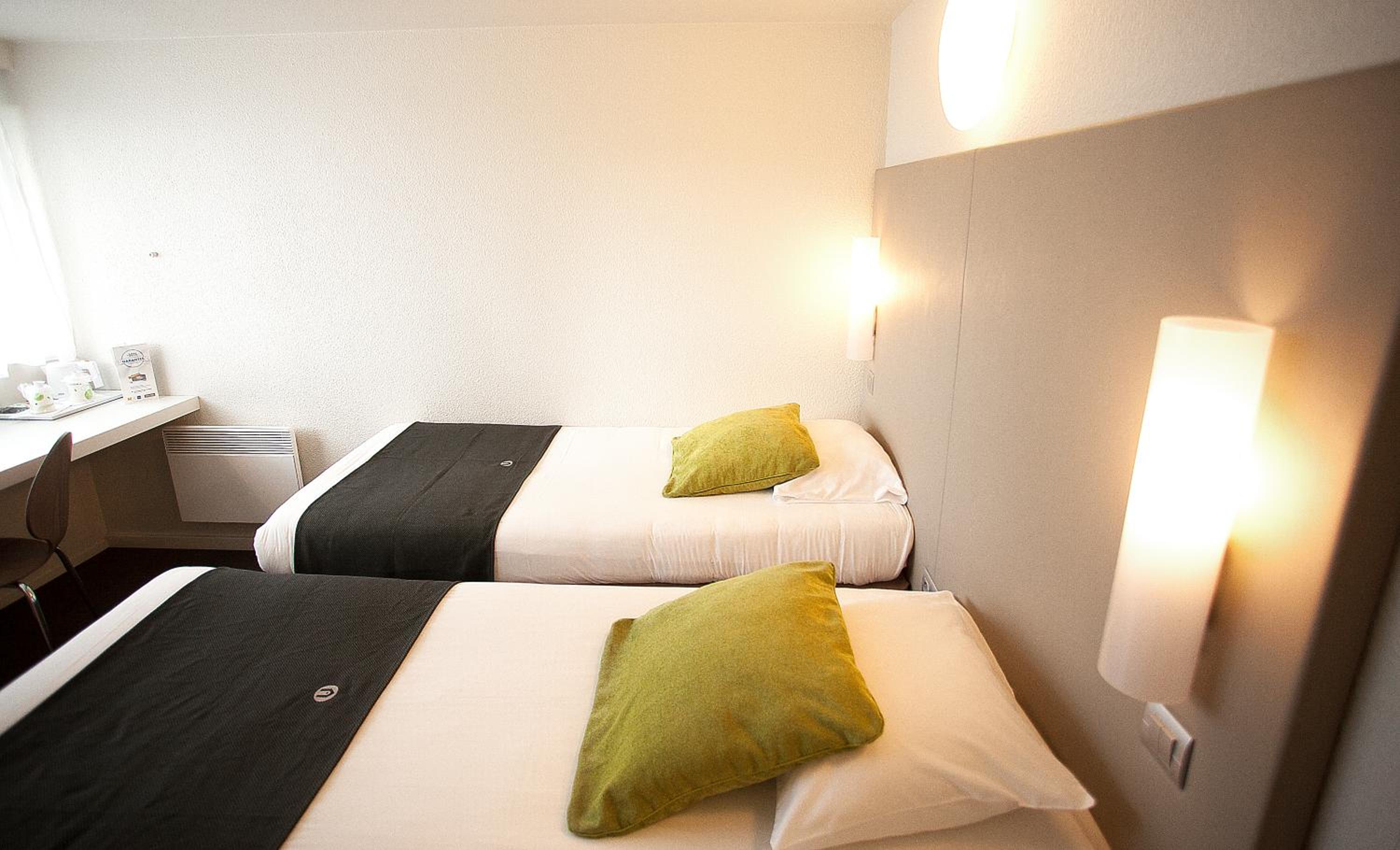 Standard Twin Room - Photo 1
