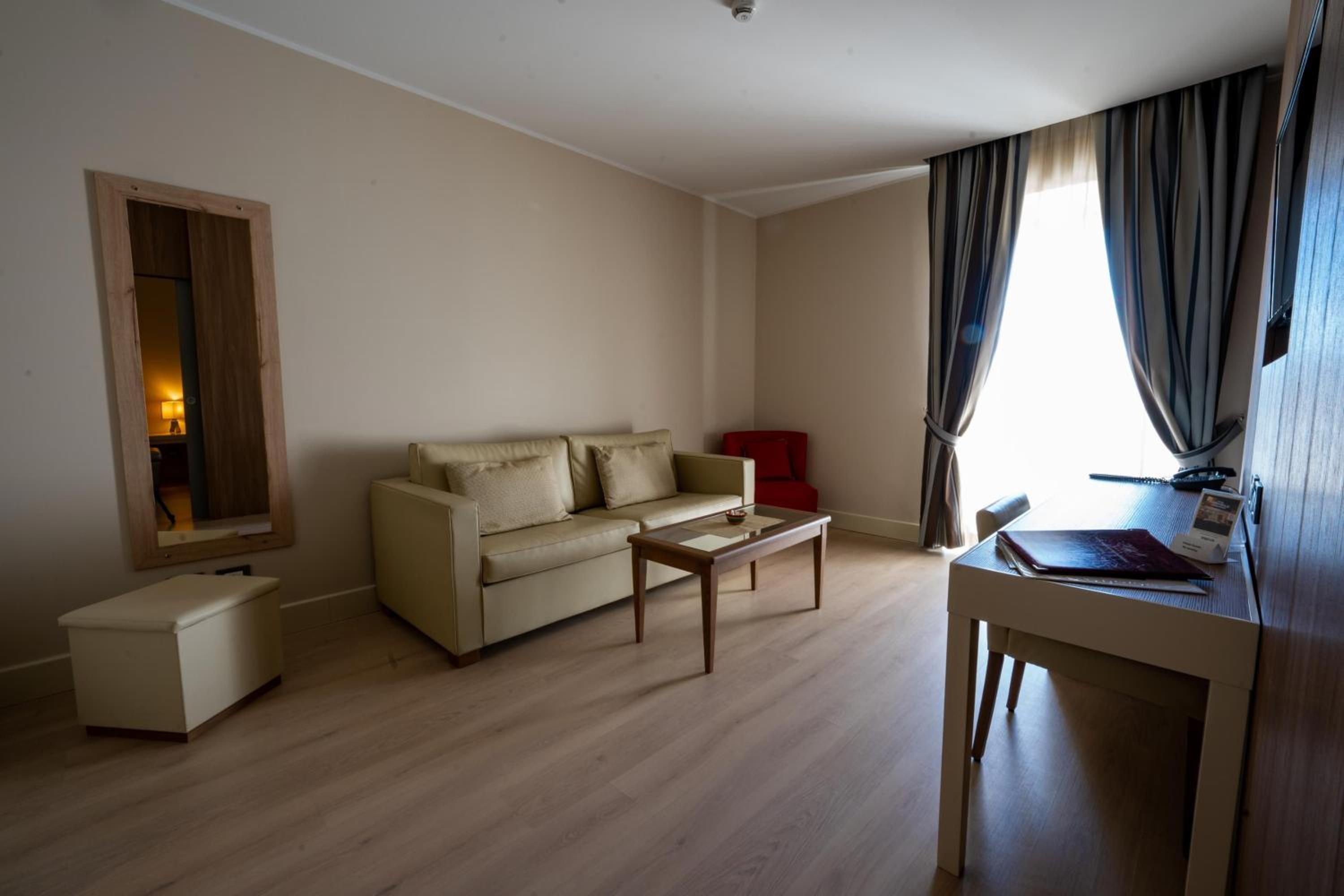 Suite - Photo 1