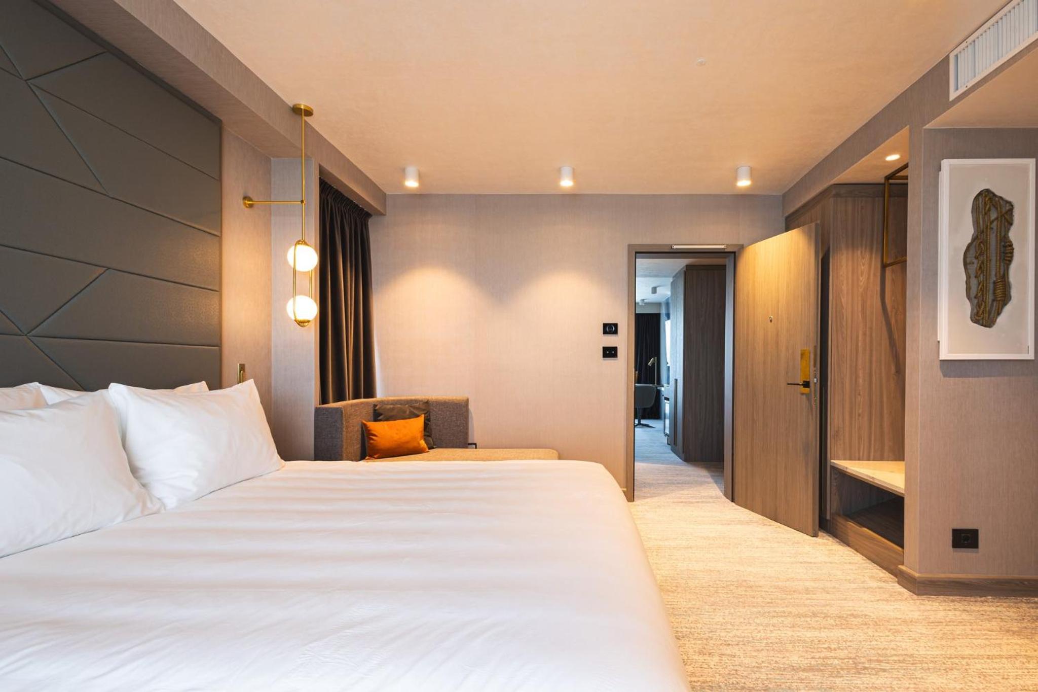 One-Bedroom Suite with Balcony and Side Lake - Sea View photo 1