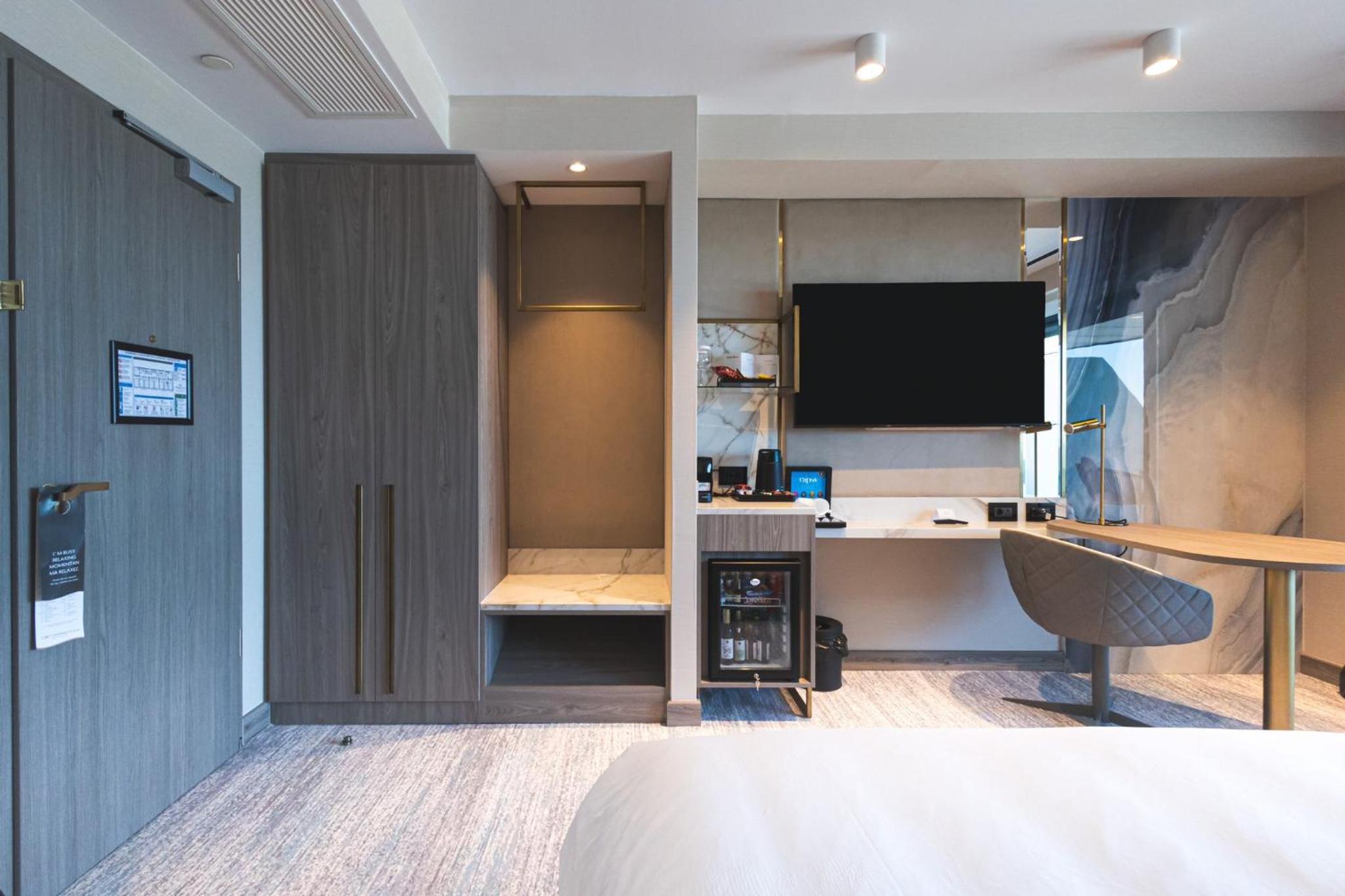 Standard King Room with Balcony and Seafront View - Photo 8