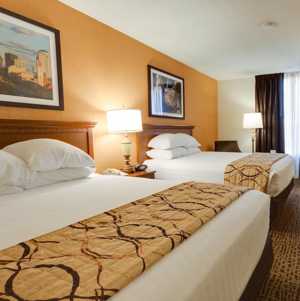Queen Room with Two Queen Beds - Non-Smoking - Photo 6
