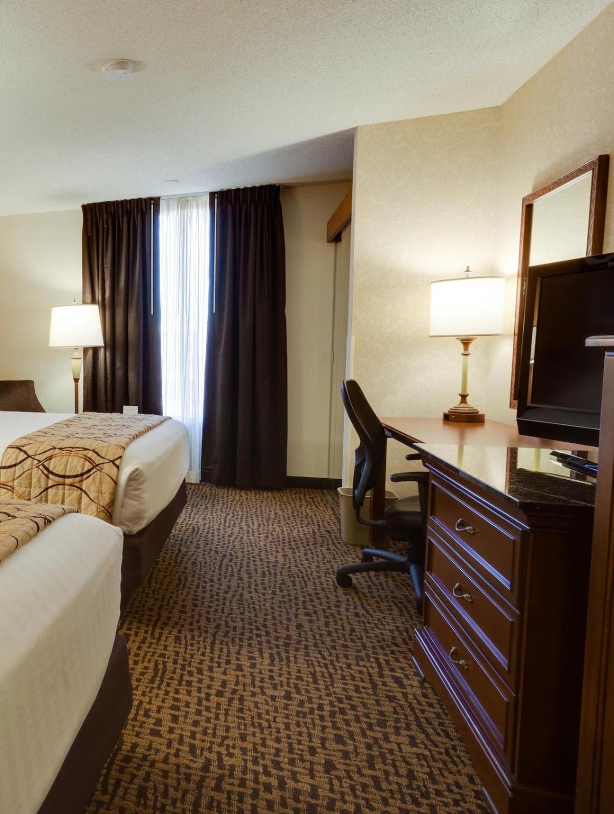 Queen Room with Two Queen Beds - Non-Smoking - Photo 3