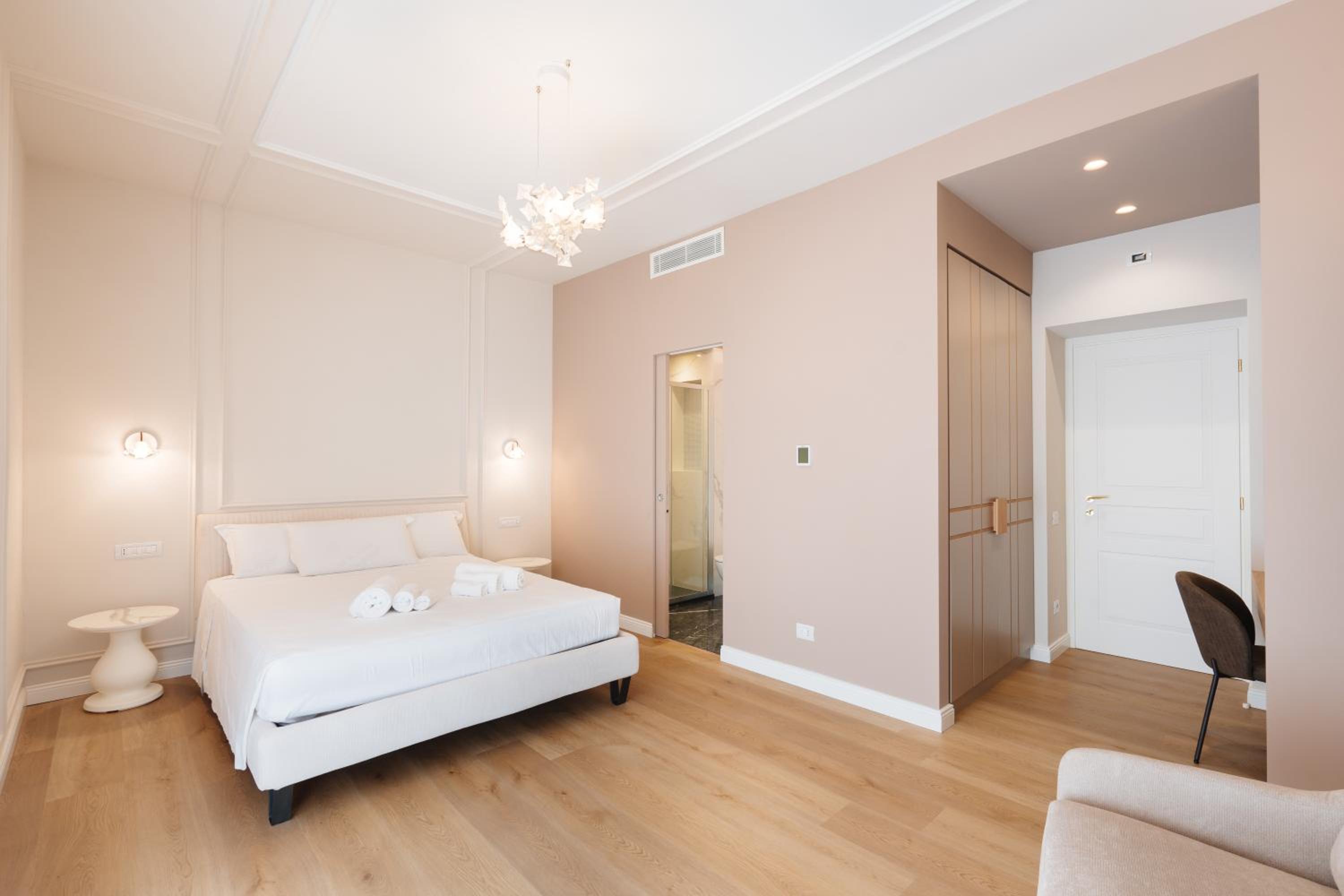 Deluxe King Room photo 1