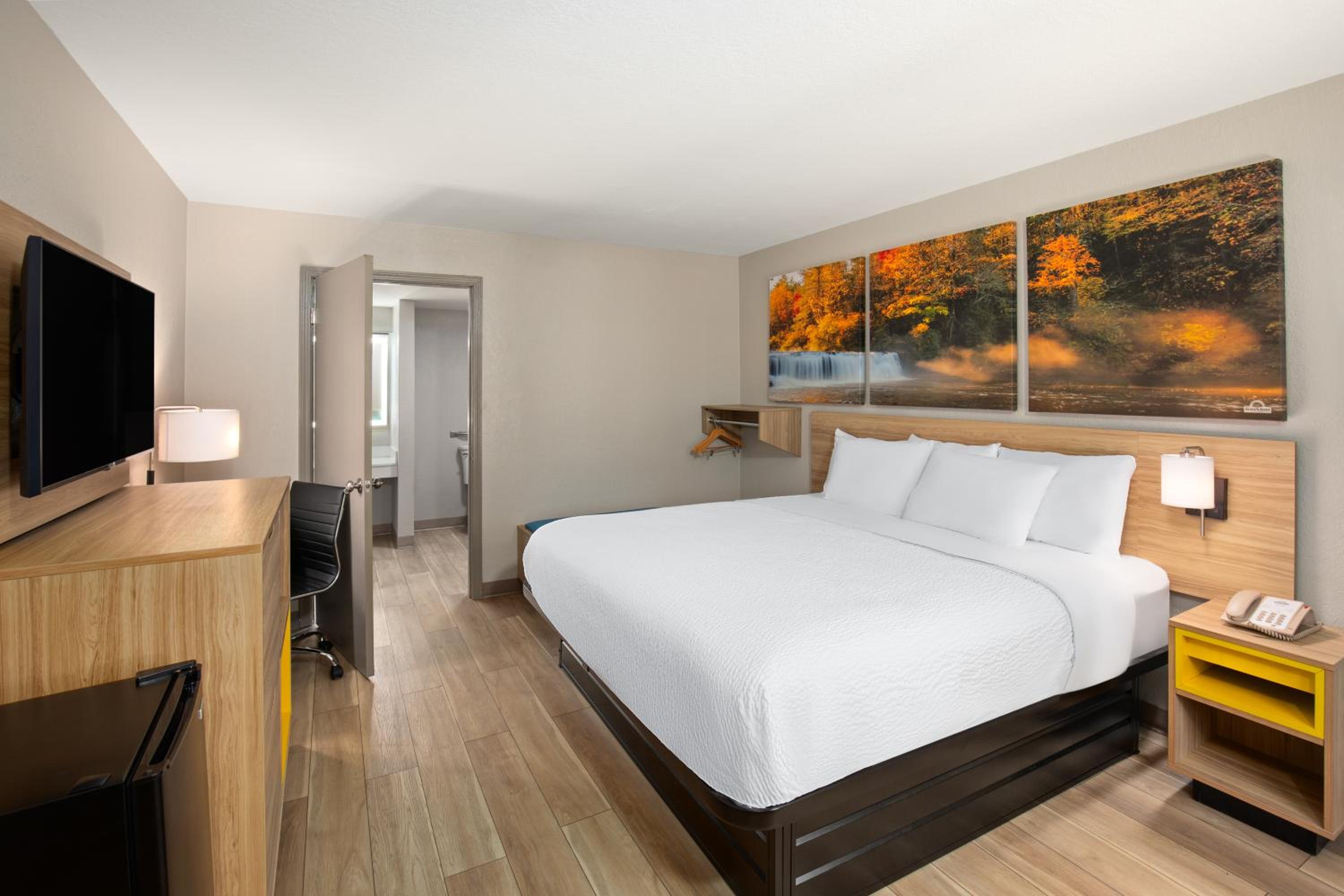 Queen Room with Bathtub - Mobility Accessible/Non-Smoking - Photo 3