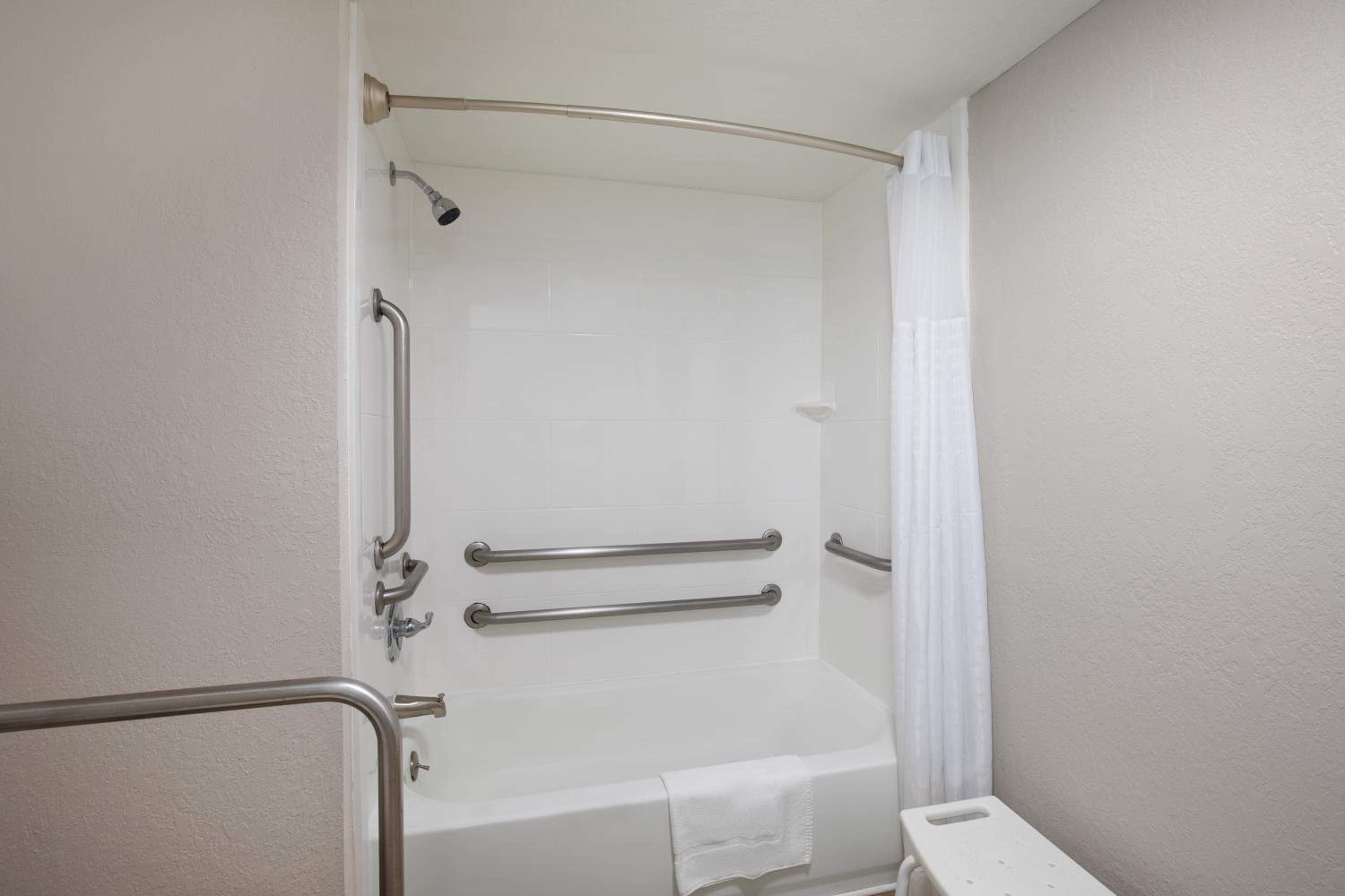 Queen Room with Bathtub - Mobility Accessible/Non-Smoking - Photo 5