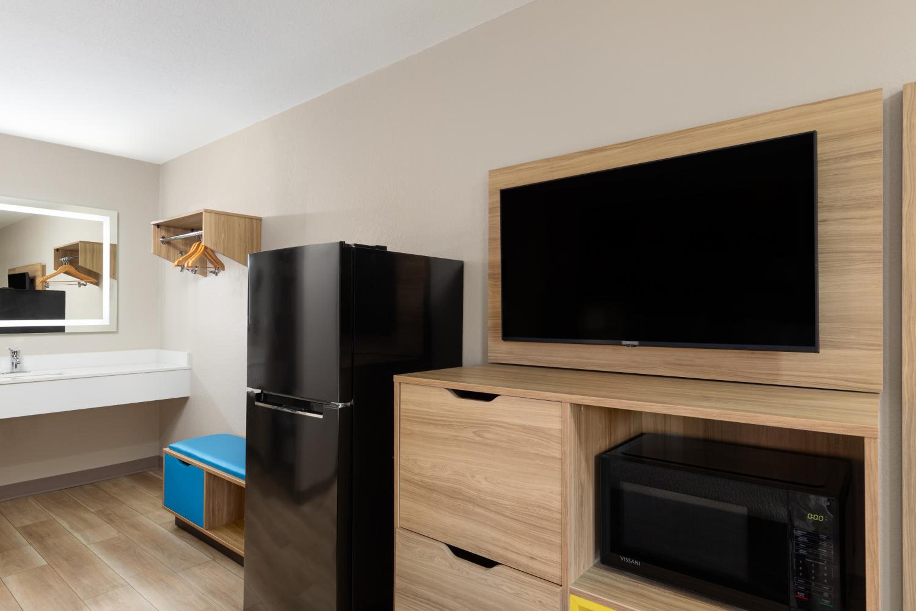 King Room - Non-Smoking - Photo 2