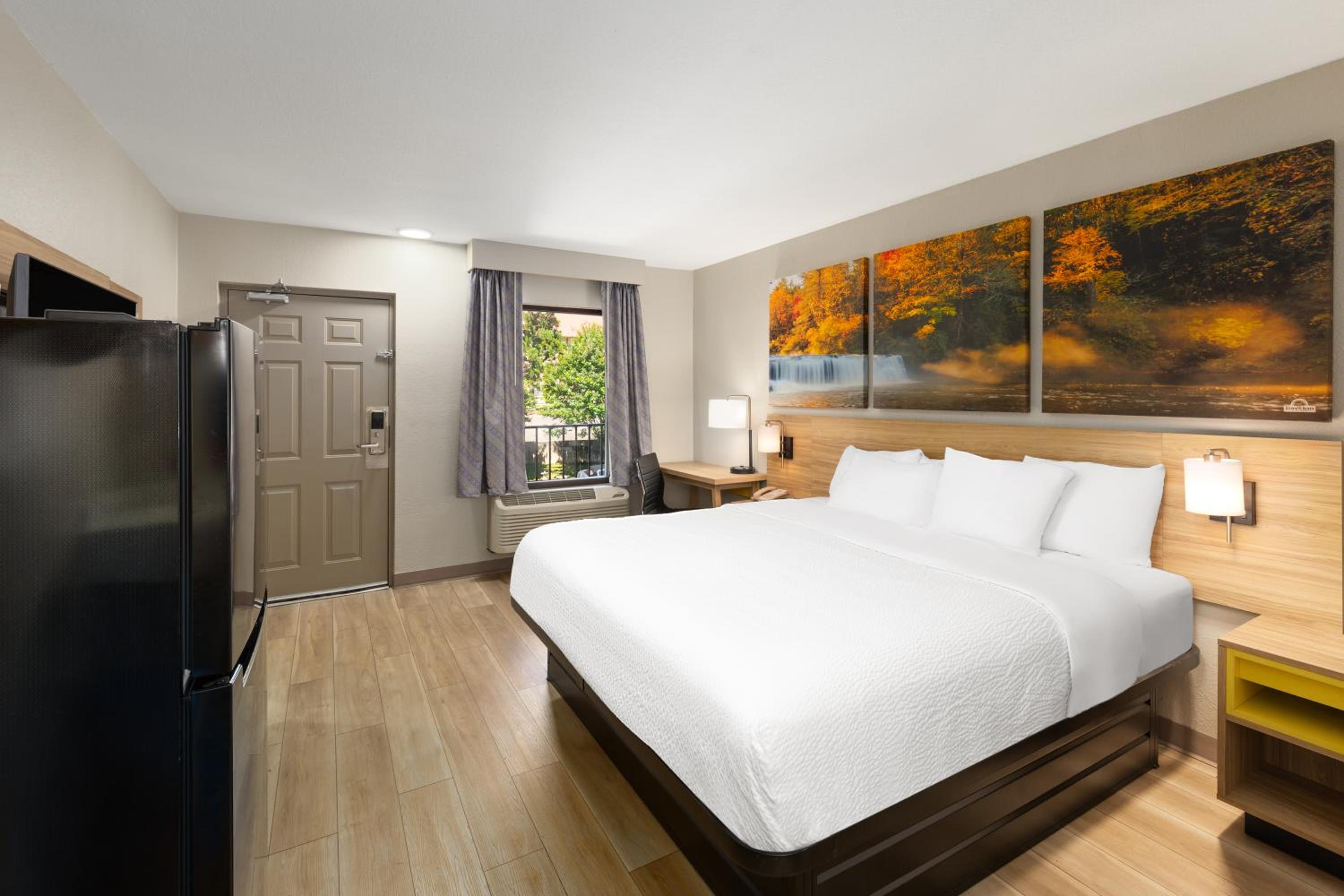 King Room - Non-Smoking - Photo 6