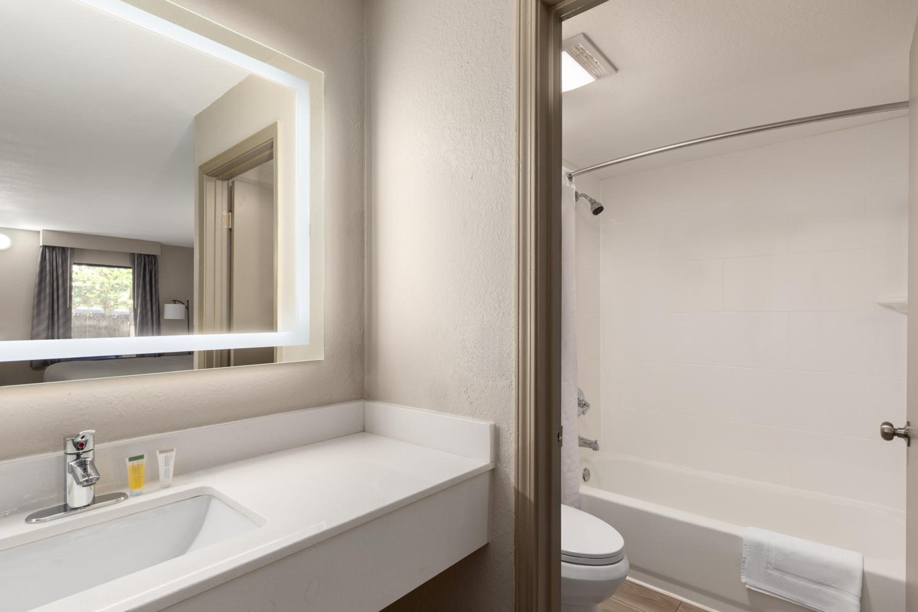 King Room - Non-Smoking - Photo 4