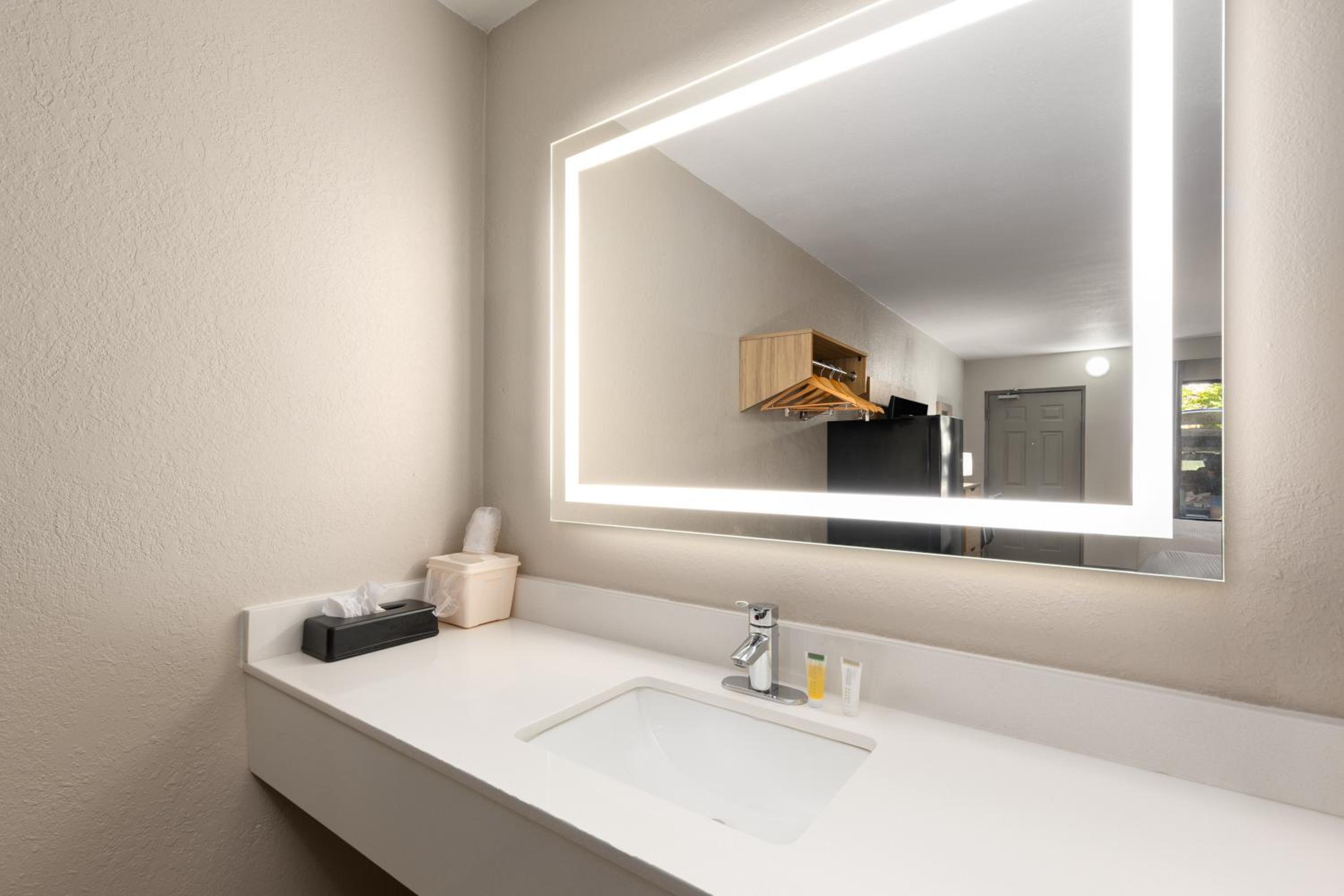 King Room - Non-Smoking - Photo 5