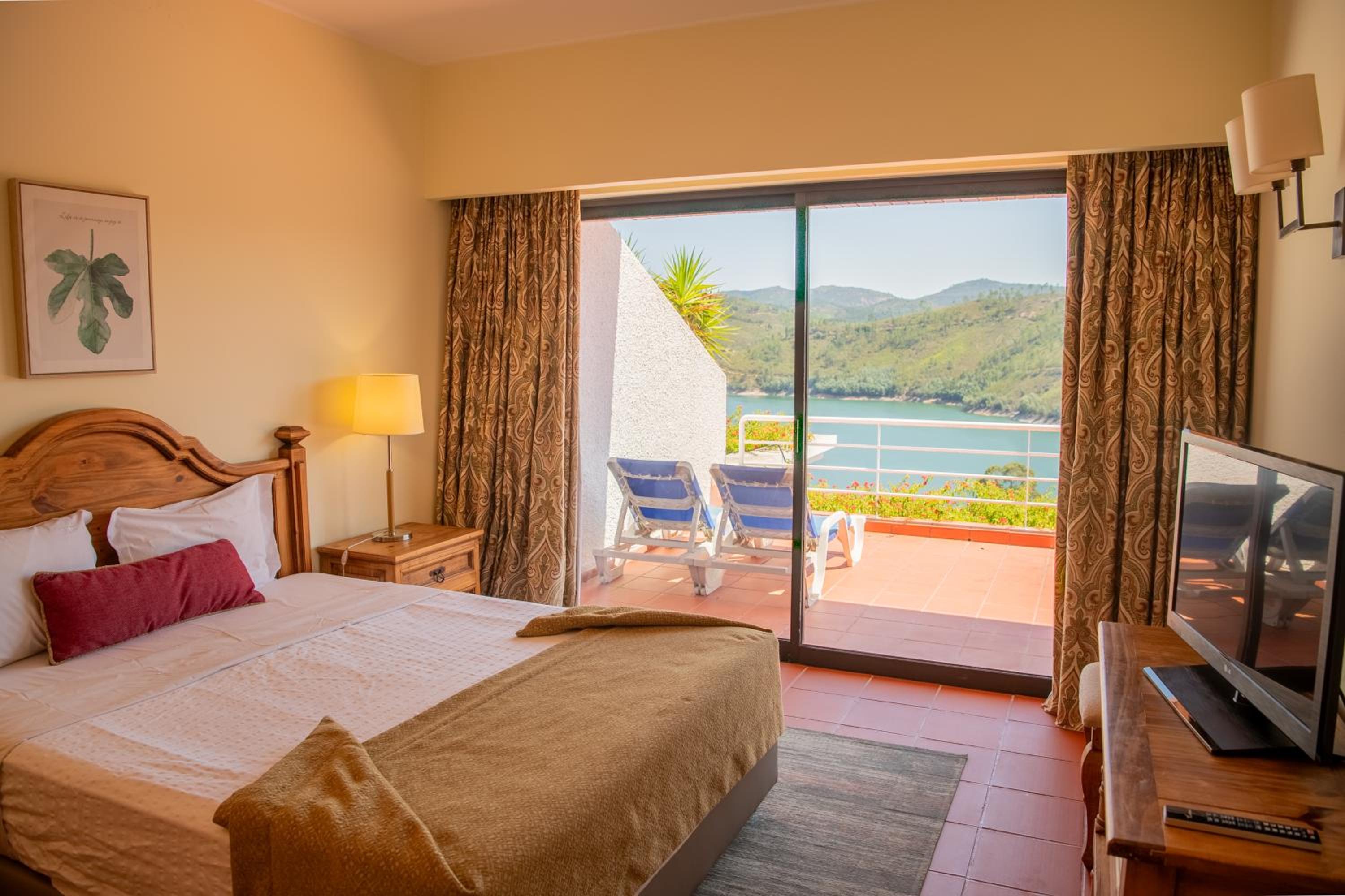 Superior One-Bedroom Apartment with Lake View - Photo 4
